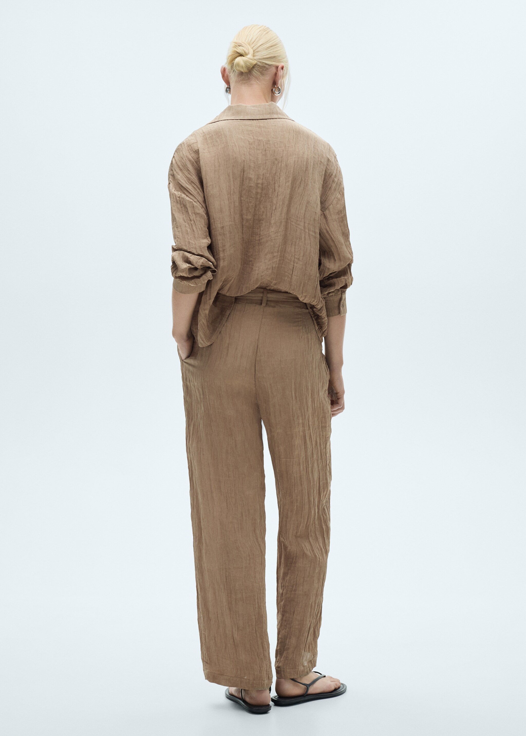 Textured trousers with belt - Reverse of the article, Brown. Ref: 77067646-00.