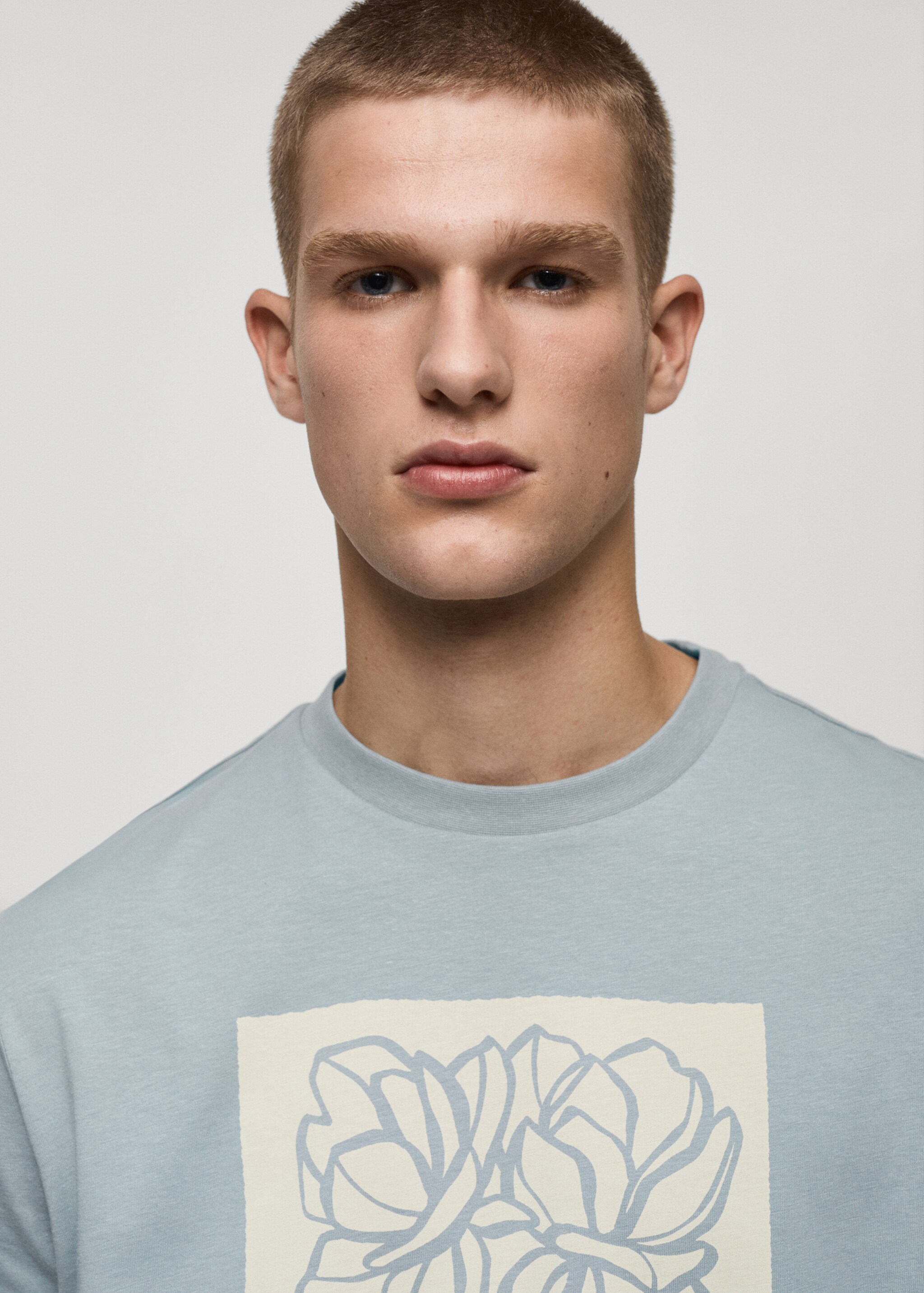 T-Shirt aus 100 % Baumwolle mit Muster auf der Brustpartie - Detail des Artikels 1