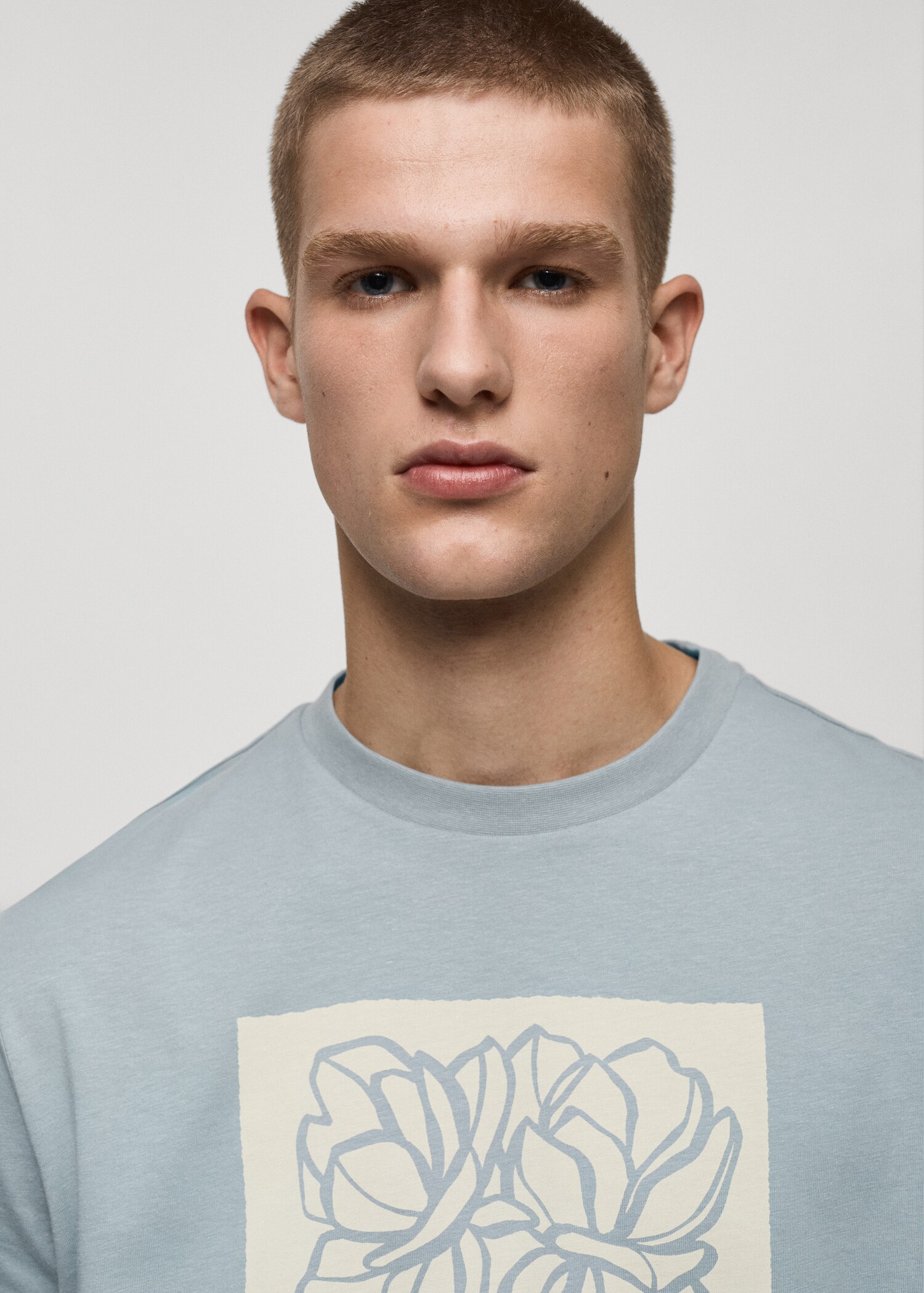 T-Shirt aus 100 % Baumwolle mit Muster auf der Brustpartie - Detail des Artikels 1