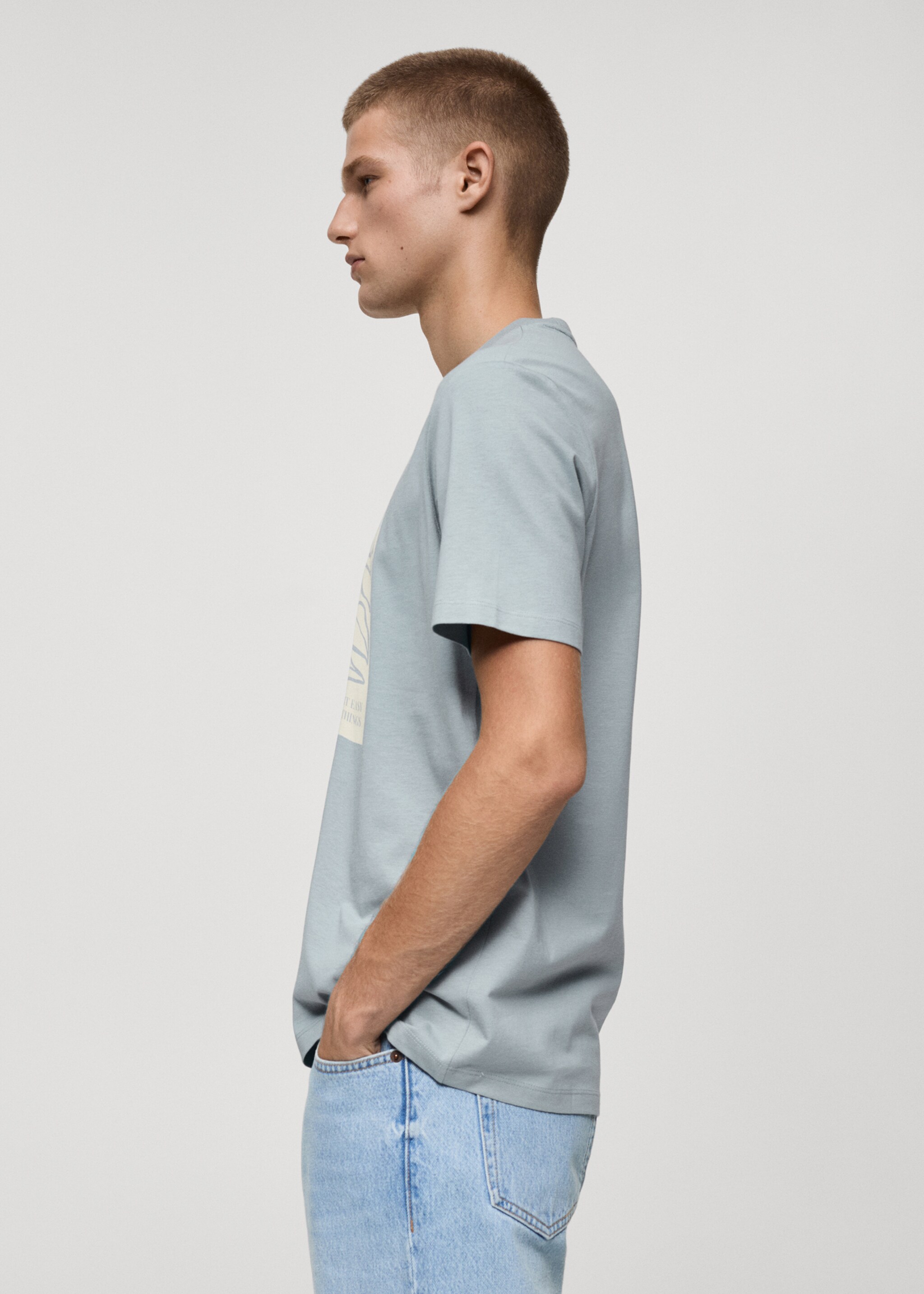 T-Shirt aus 100 % Baumwolle mit Muster auf der Brustpartie - Detail des Artikels 2