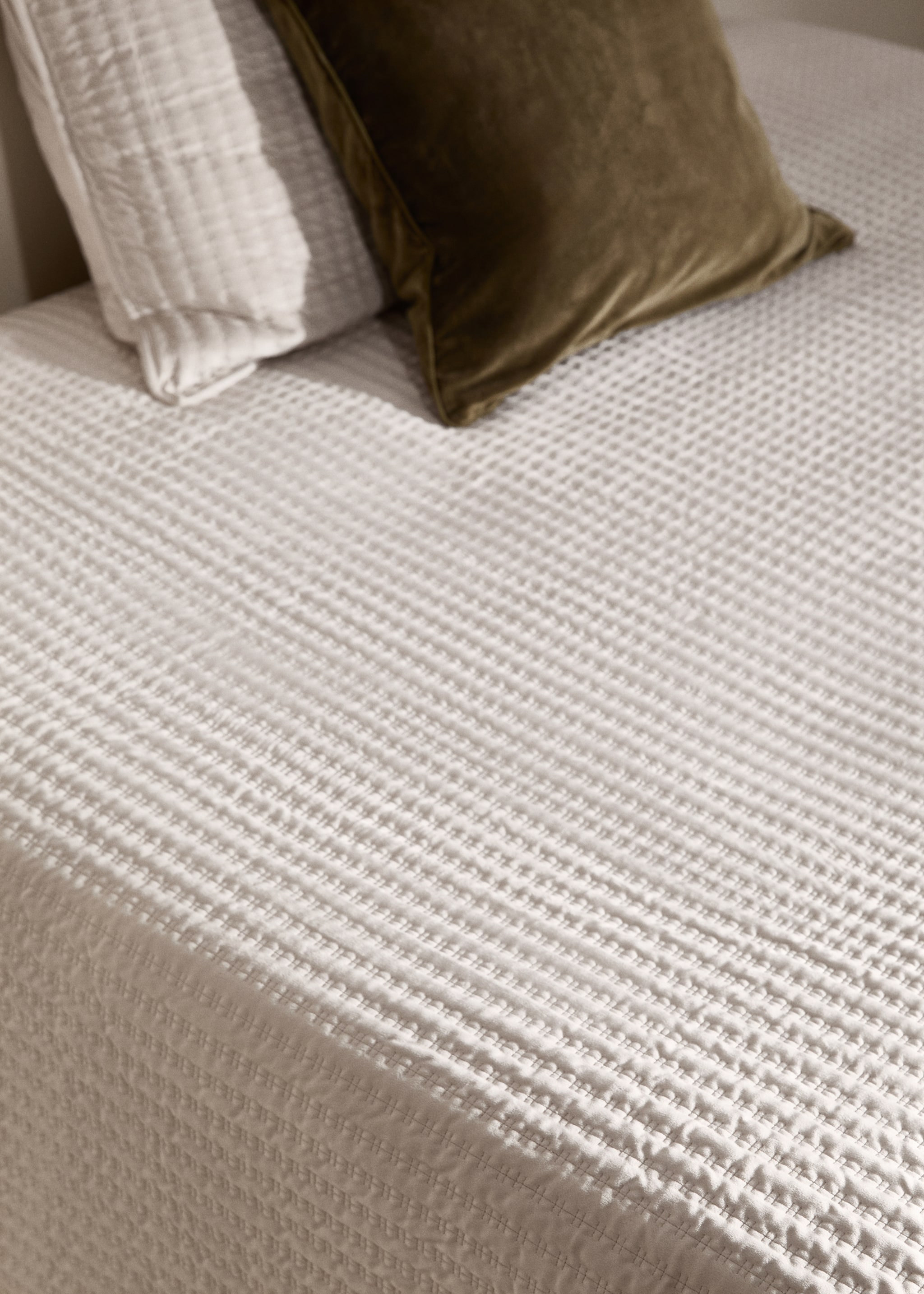 Velvet quilt - Details of the article 8, Beige. Ref: 77067668-00.