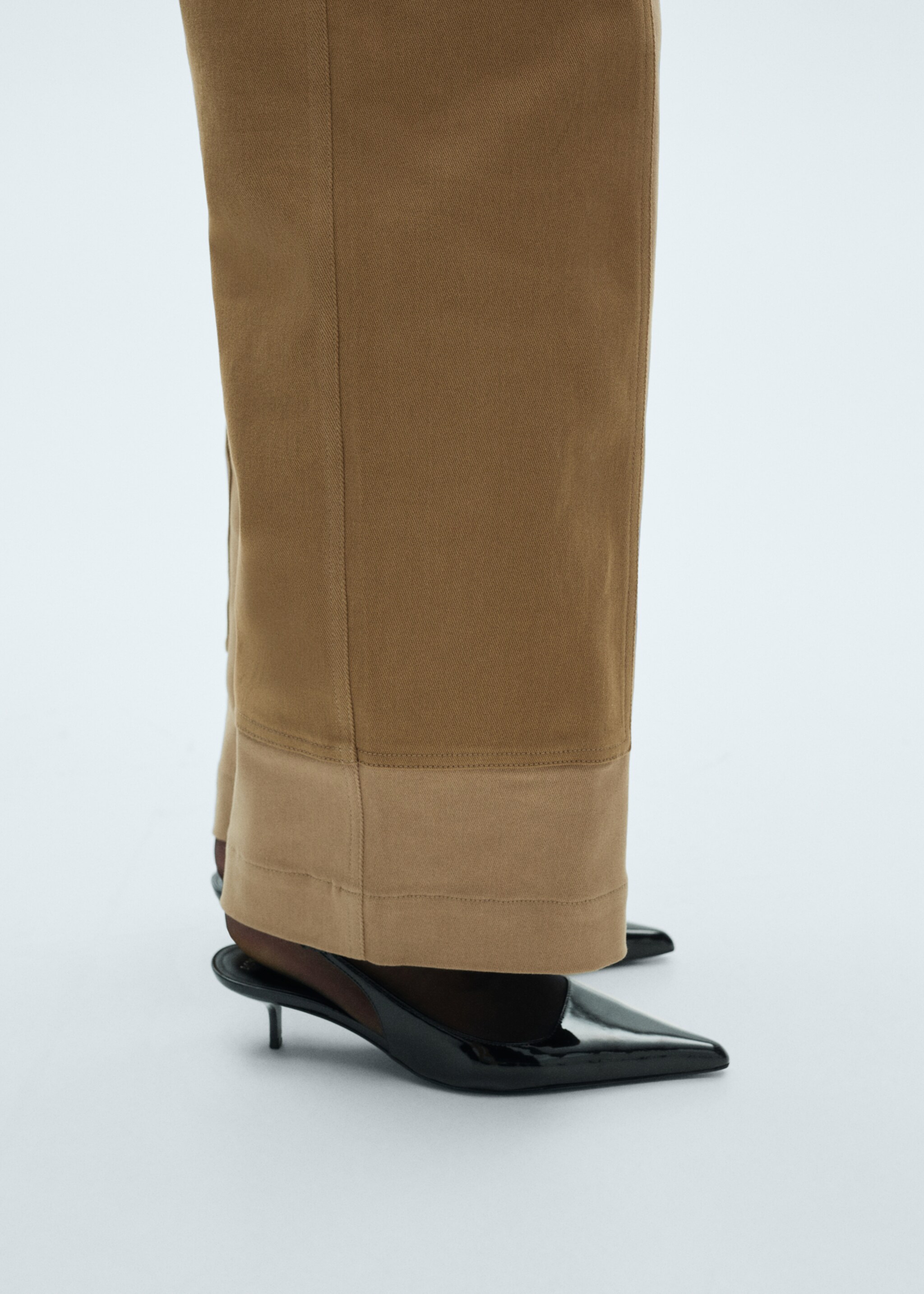 Pantalon empiècements contrastants - Détail de l'article 6, Beige. Ref: 77067670-00.
