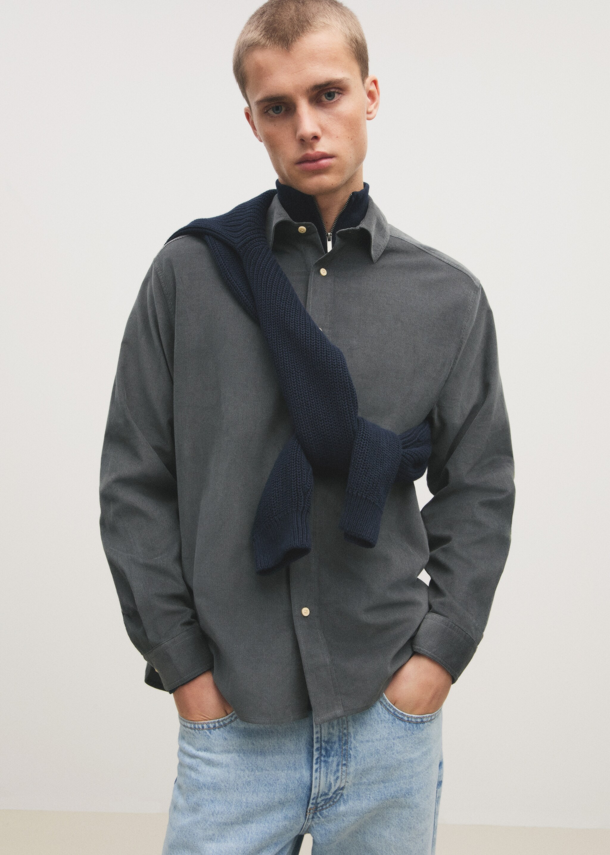 Corduroy regular fit overhemd - Detail van het artikel 6, Antraciet. Ref: 77067673-00.