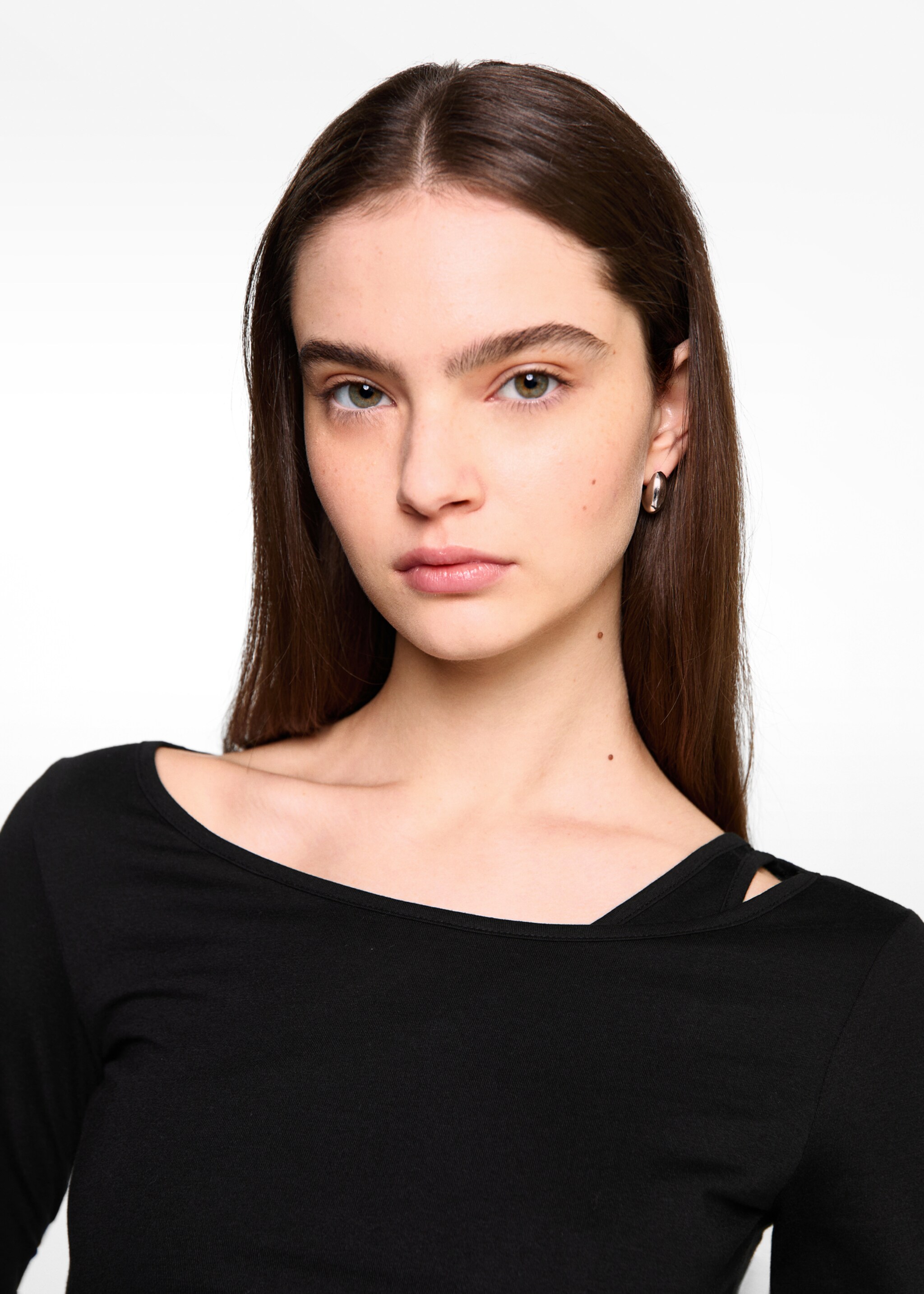 Long-sleeved t-shirt with strap - Details of the article 1, Black. Ref: 77067687-00.