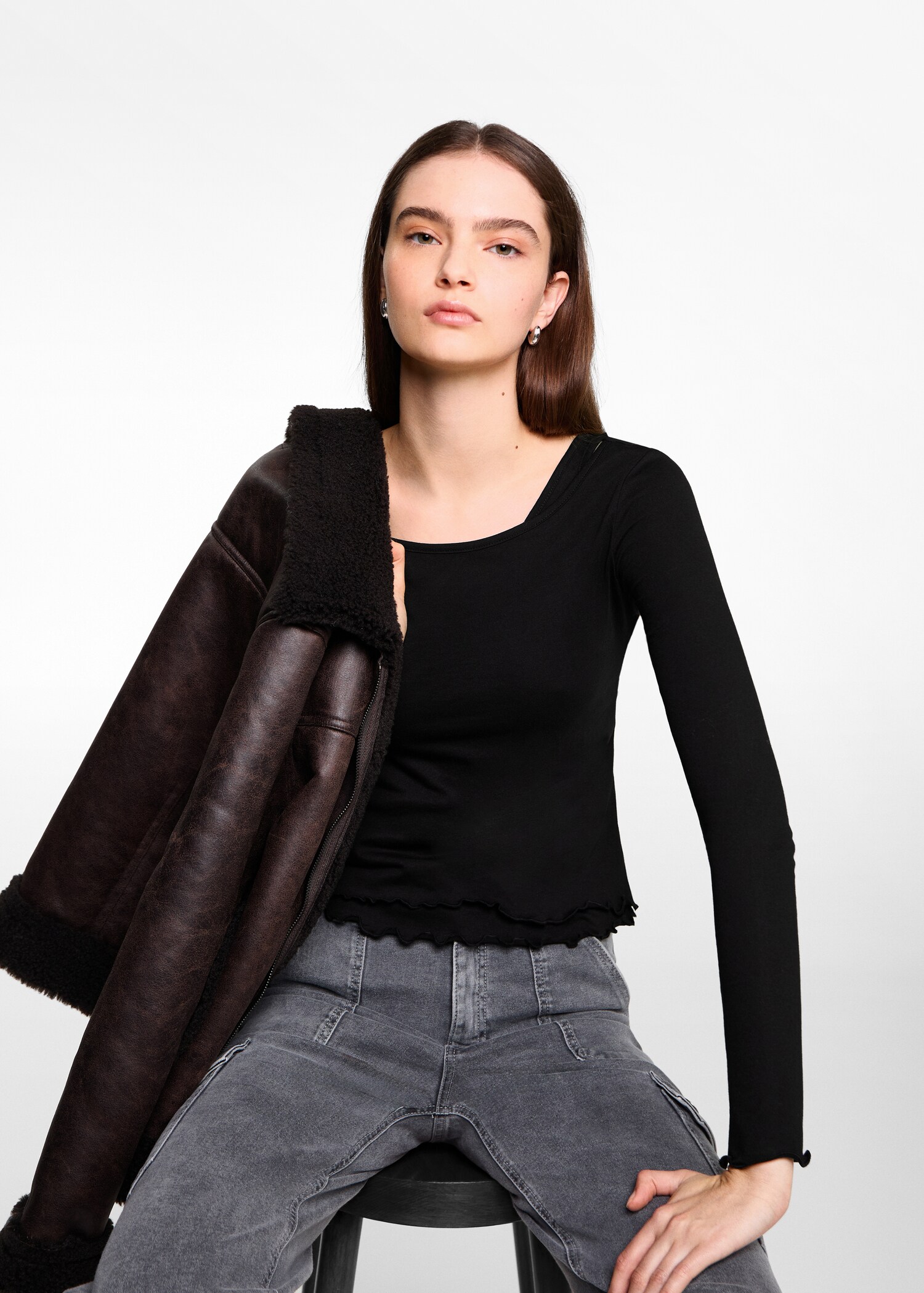 Long-sleeved t-shirt with strap - Details of the article 2