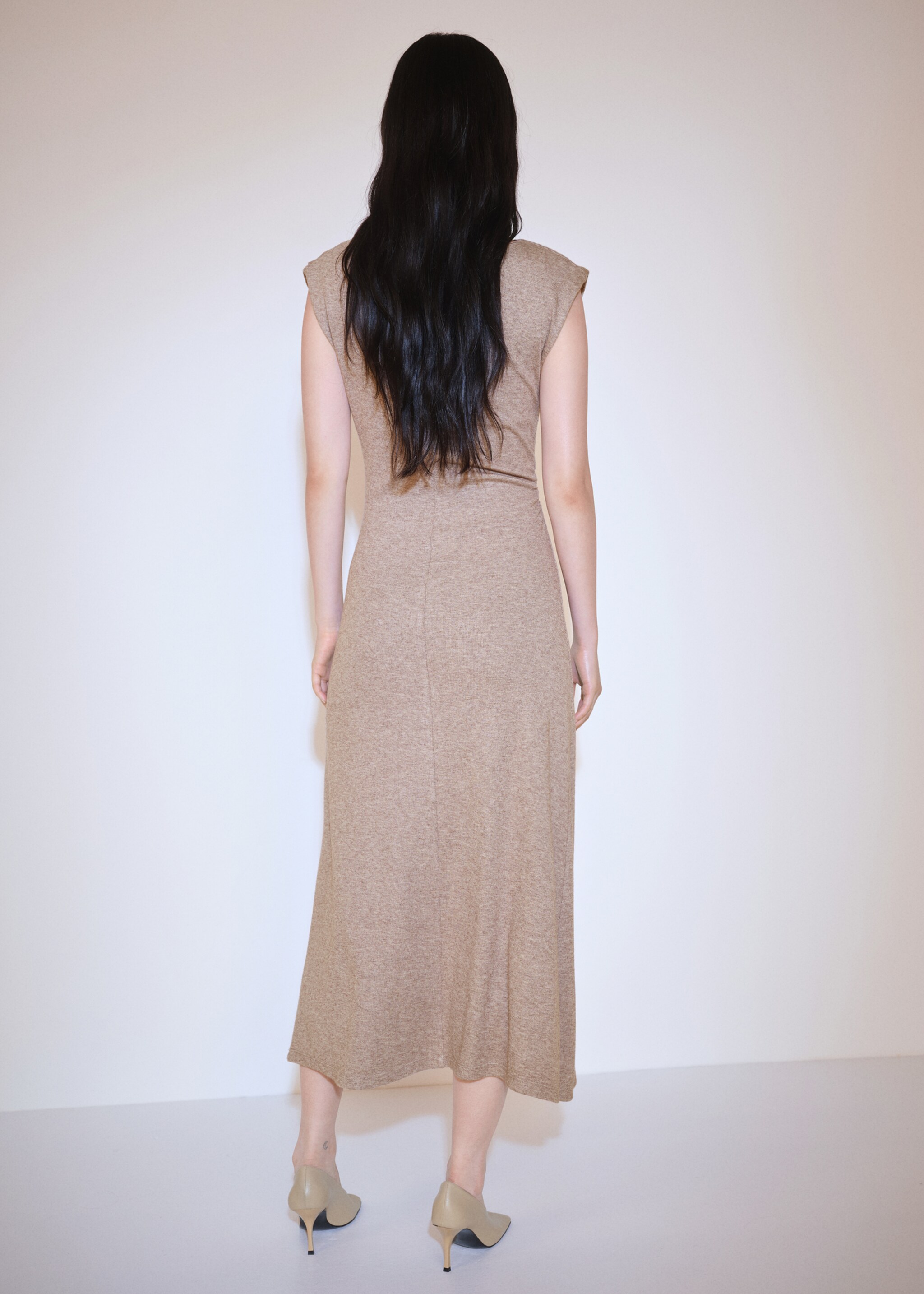 Vestido midi de ombros com estrutura - Verso do artigo, Castanho. Ref: 77067693-00.