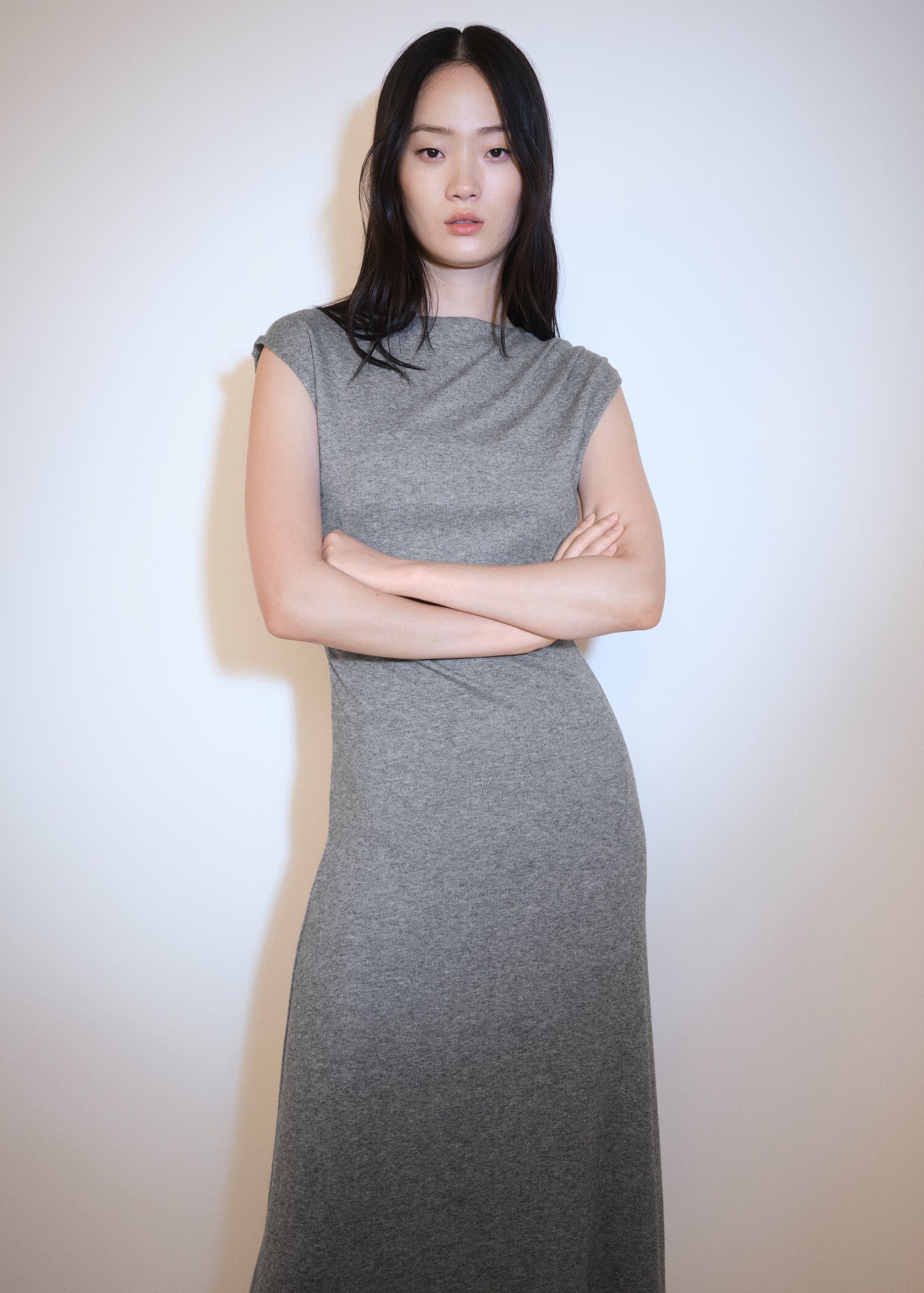 Vestido midi de ombros com estrutura - Plano médio