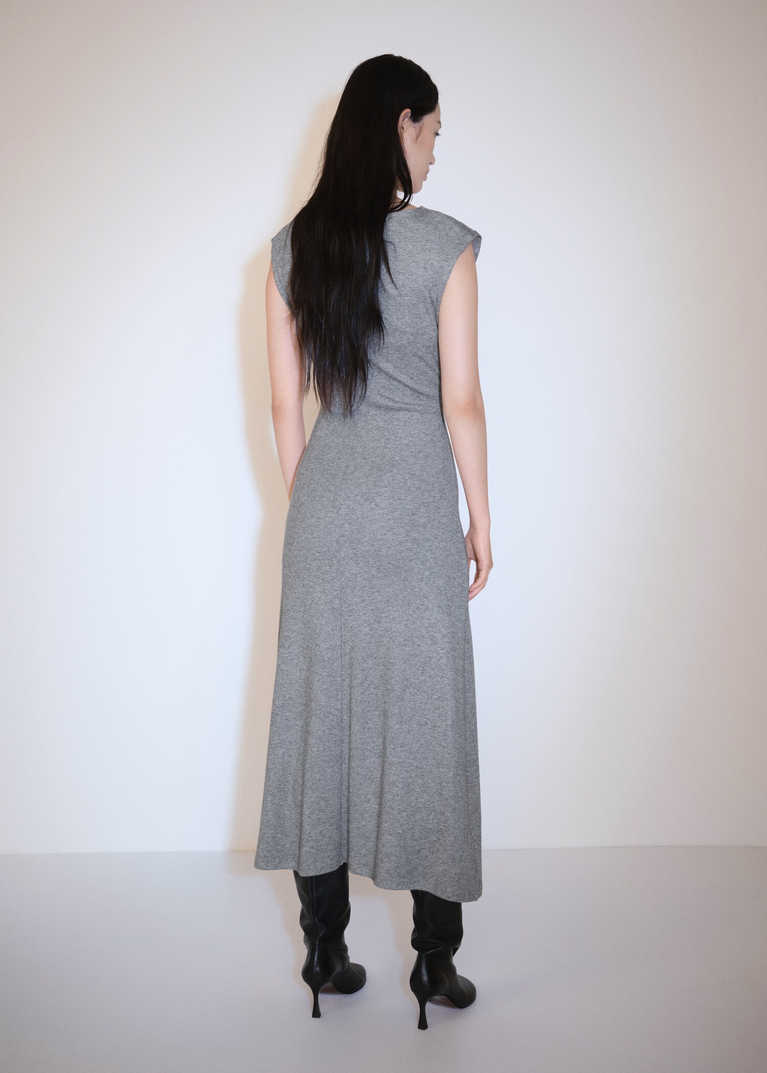 Vestido midi de ombros com estrutura - Verso do artigo