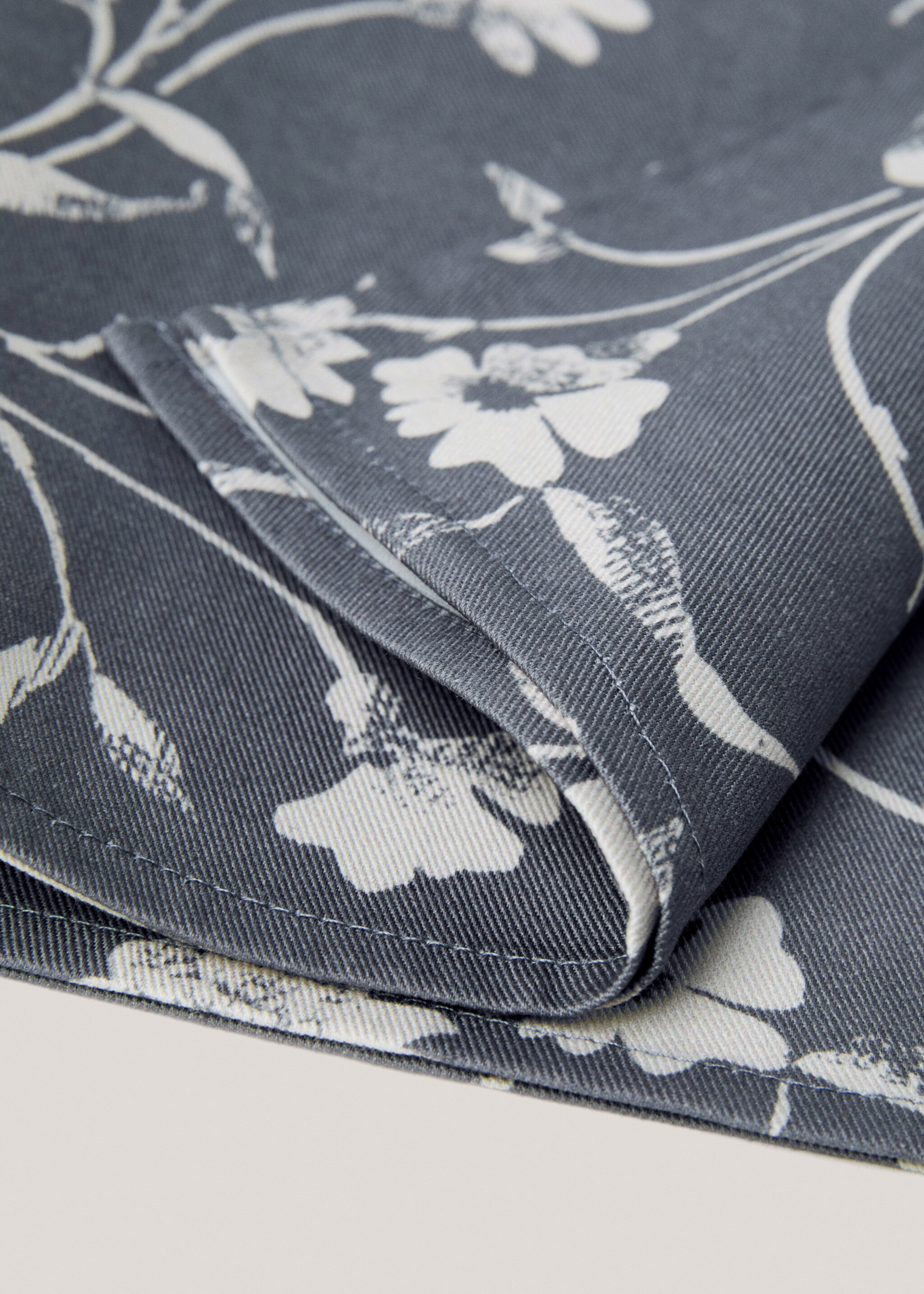 Cotton floral-print napkin 45x45cm - Details of the article 2, Blue. Ref: 77067704-00.