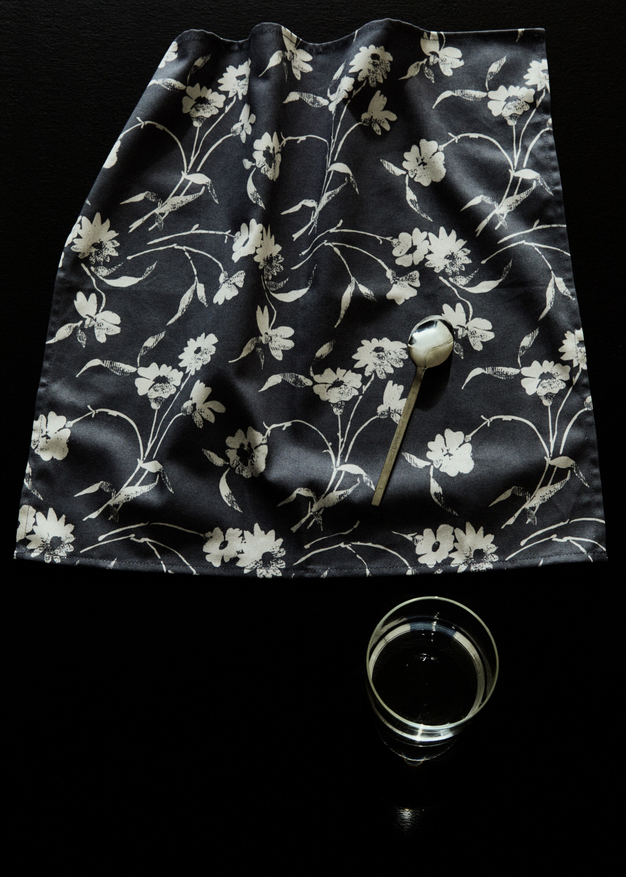 Cotton floral-print napkin 45x45cm - Details of the article 6, Blue. Ref: 77067704-00.