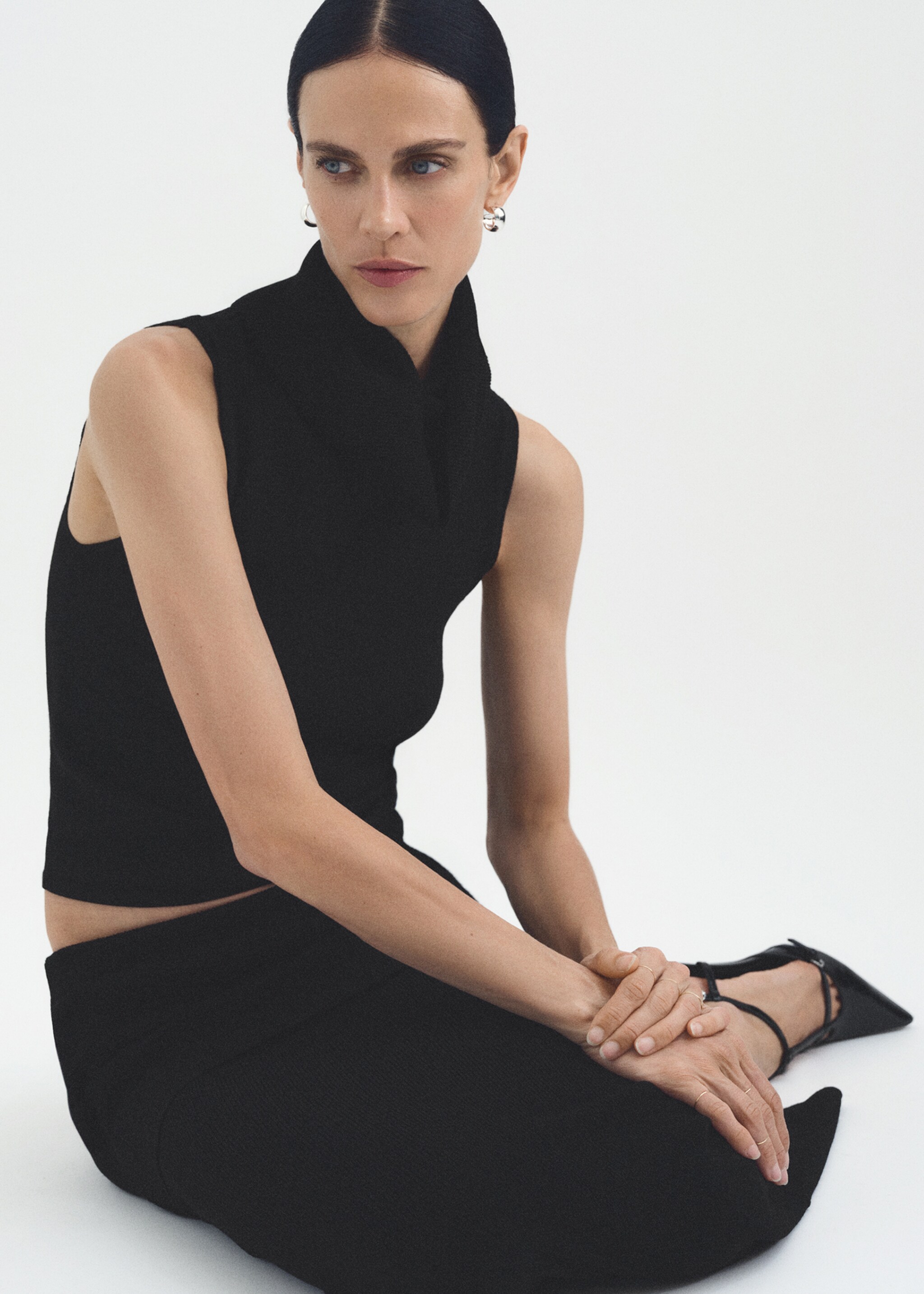 Ribbed midi skirt - Details of the article 6, Black. Ref: 77067711-00.