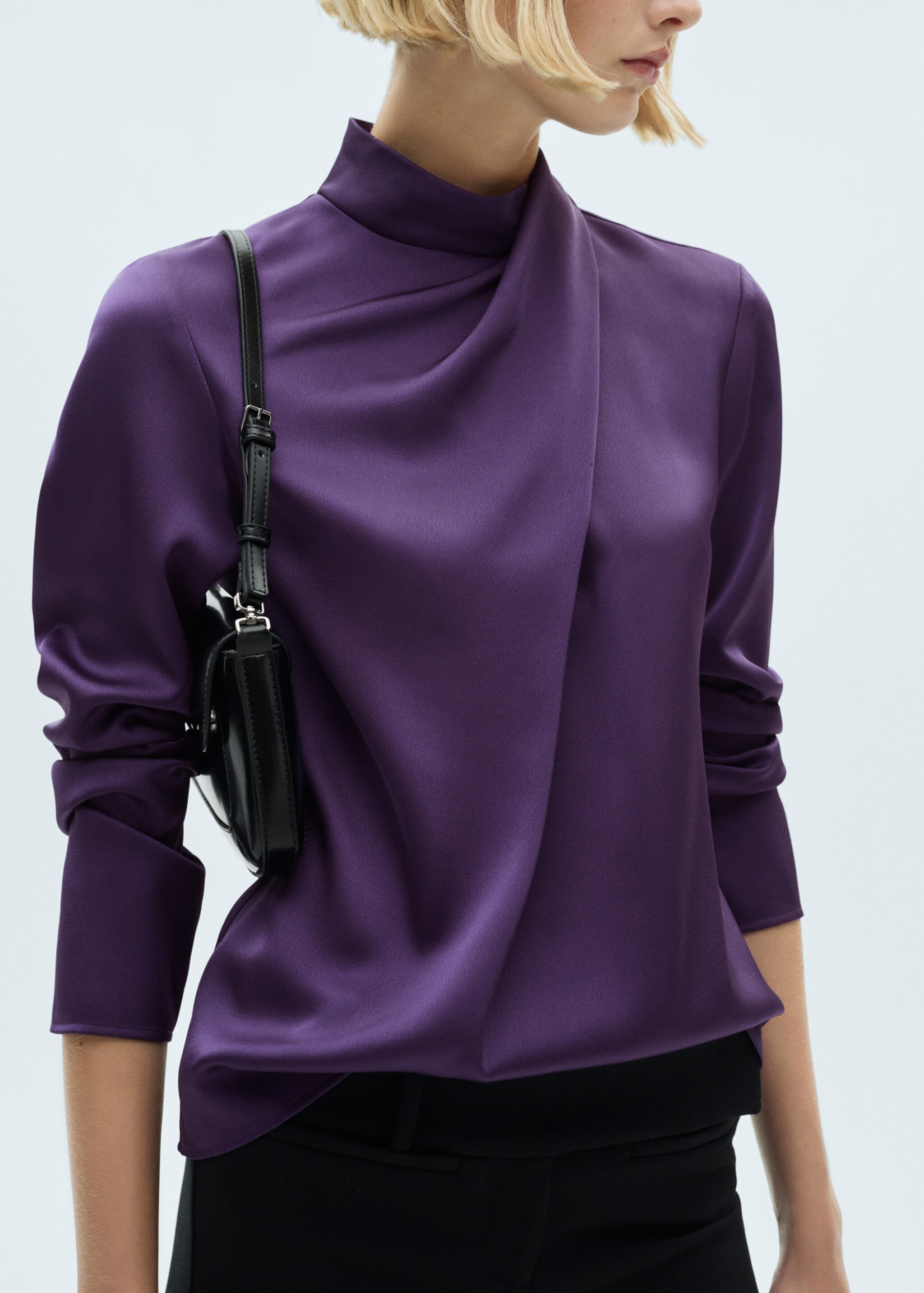 Blusa satinada drapeada cuello alto - Plano medio, Morado. Ref: 77067715-00.