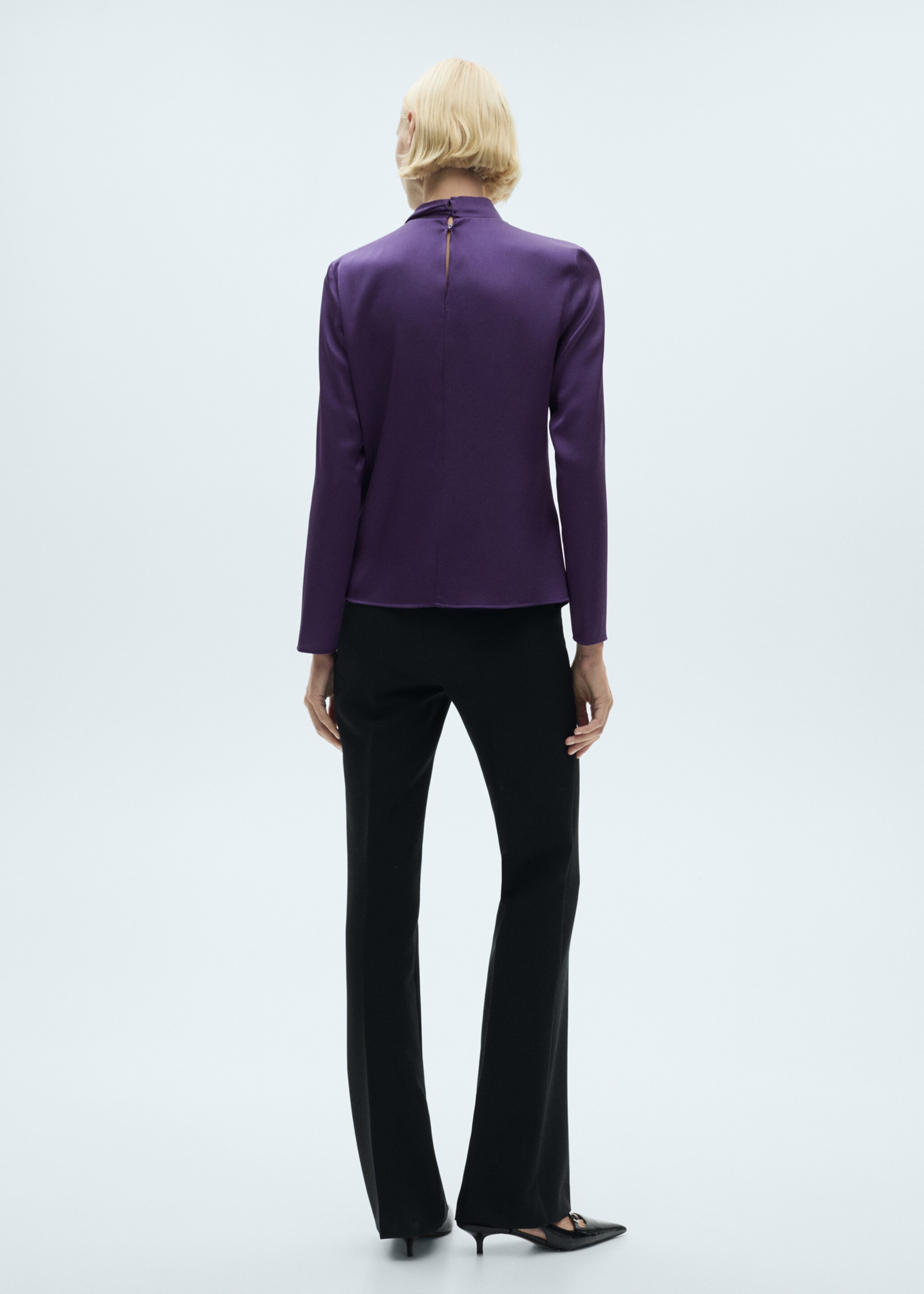 Blusa satinada drapeada cuello alto - Reverso del artículo, Morado. Ref: 77067715-00.