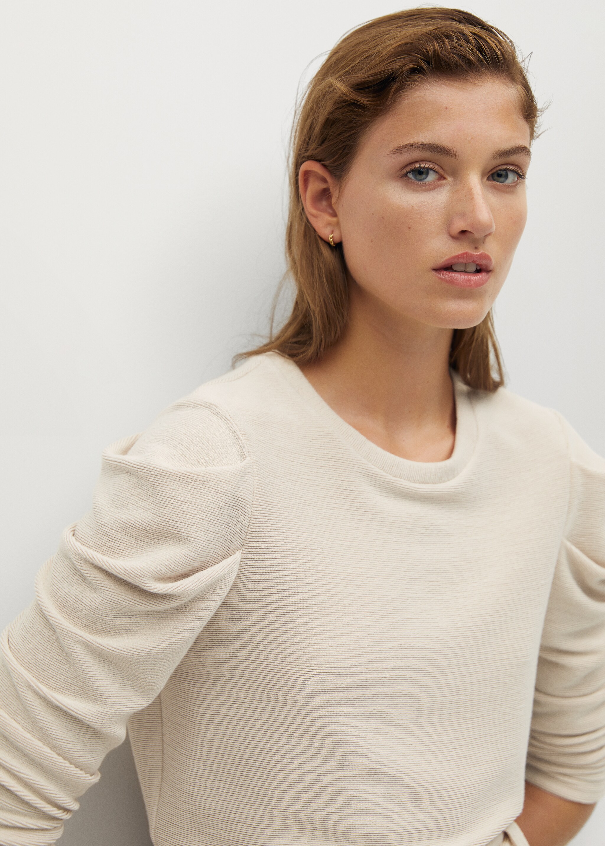 Puffed shoulder t-shirt - Details of the article 2