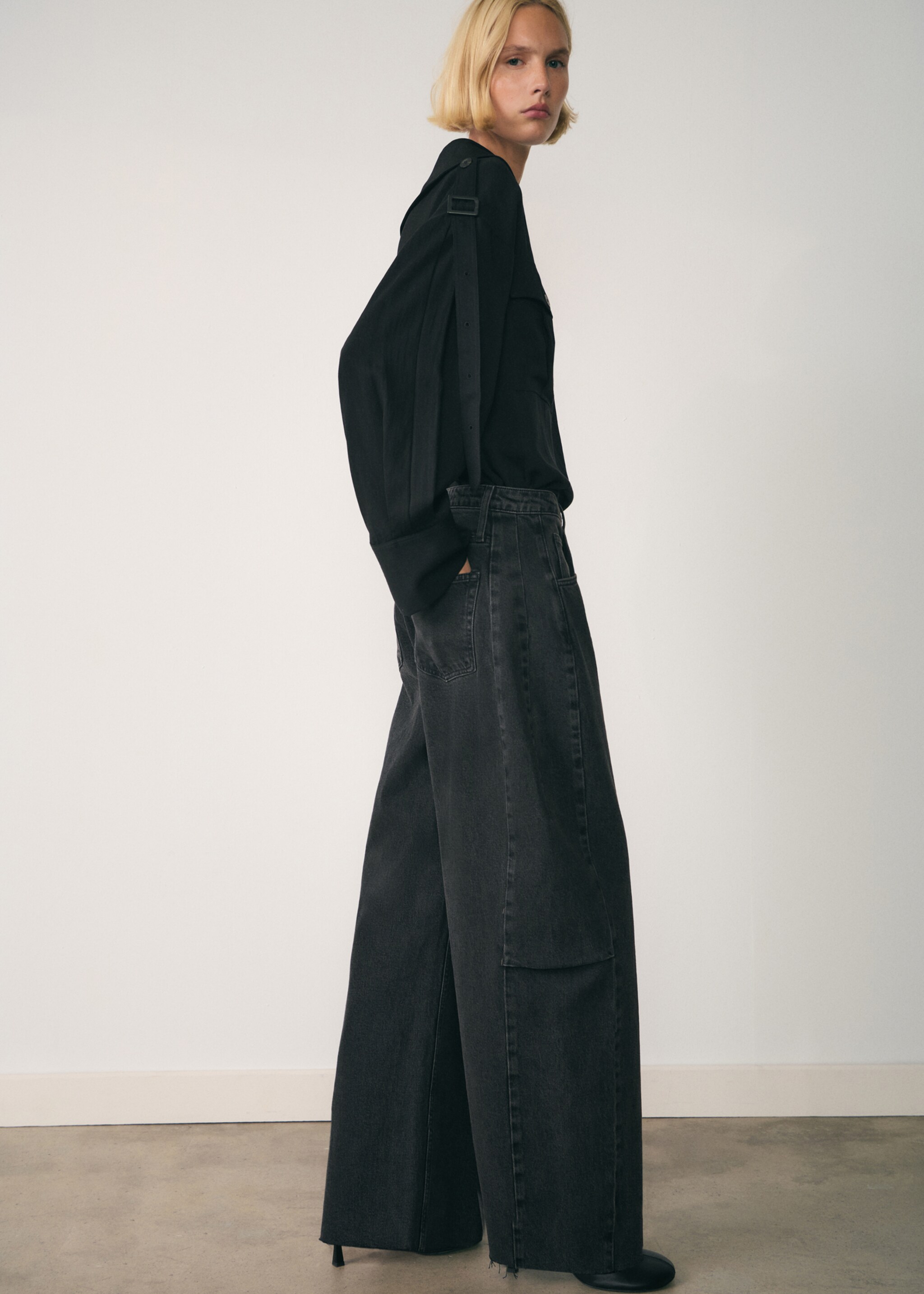 Wideleg loose low-rise jeans - Detail van het artikel 2, Black denim. Ref: 77067937-00.