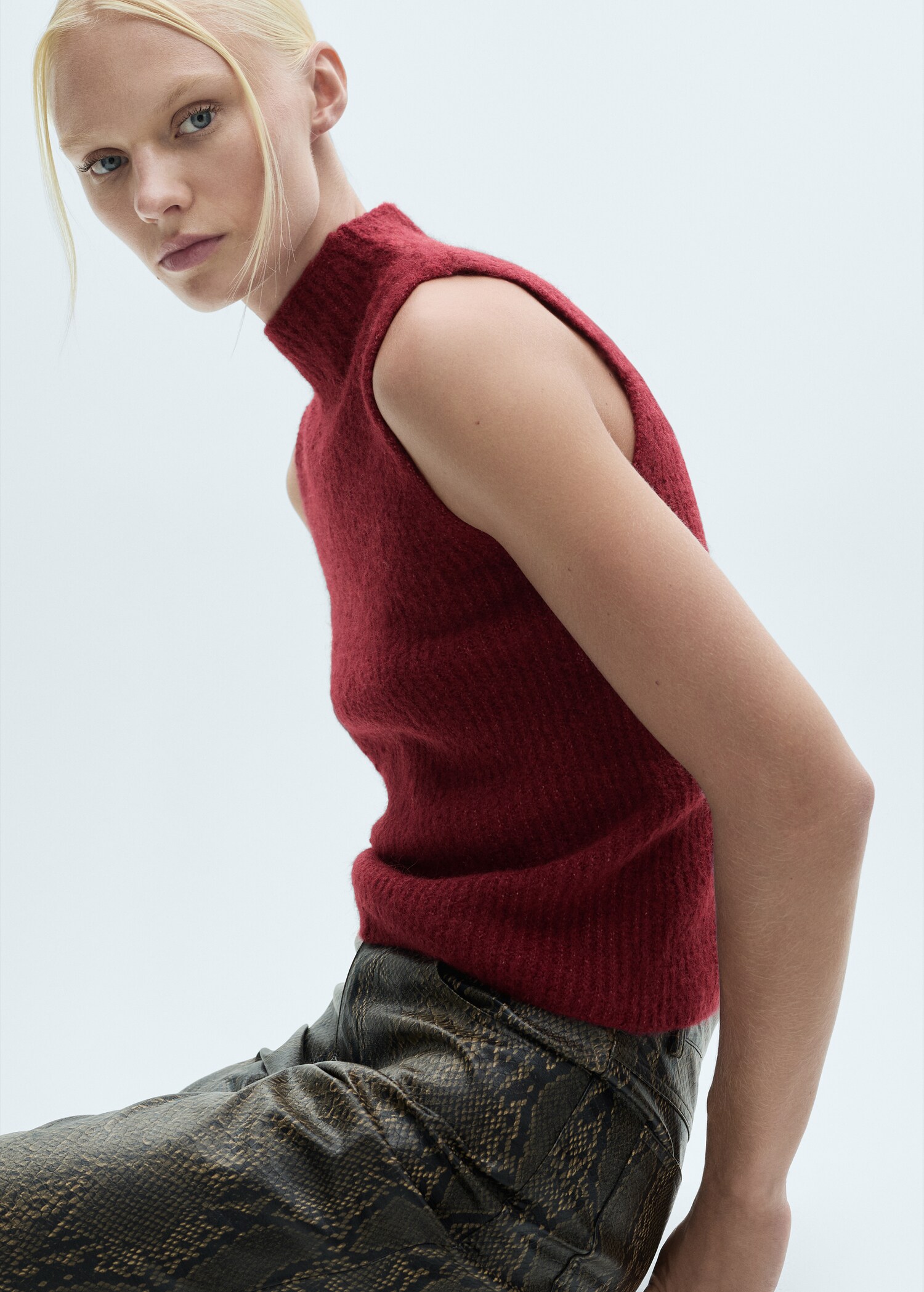 Perkins-neck knitted waistcoat - Details of the article 2