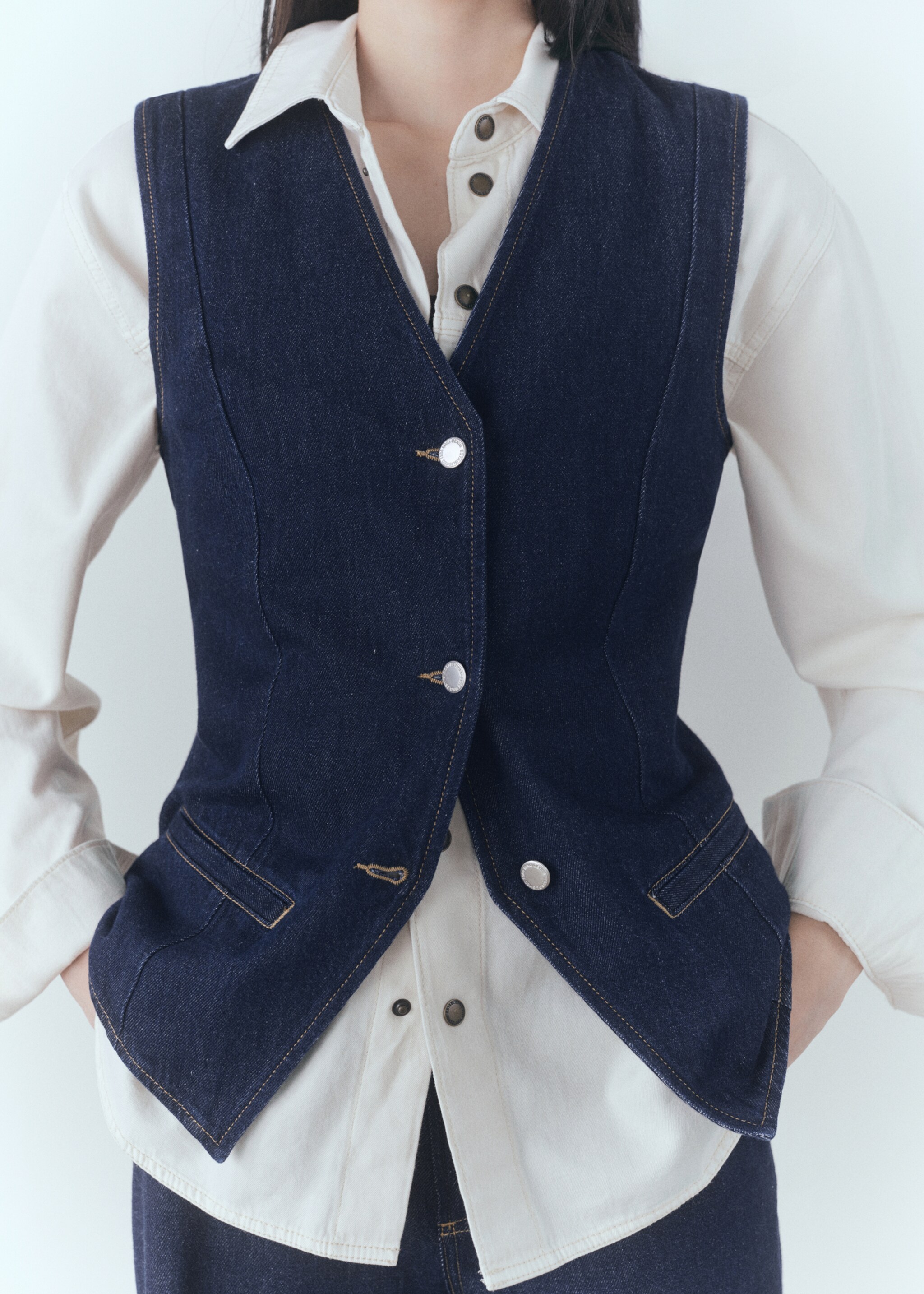Rinse-wash denim waistcoat - Details of the article 6, Open Blue. Ref: 77068285-00.
