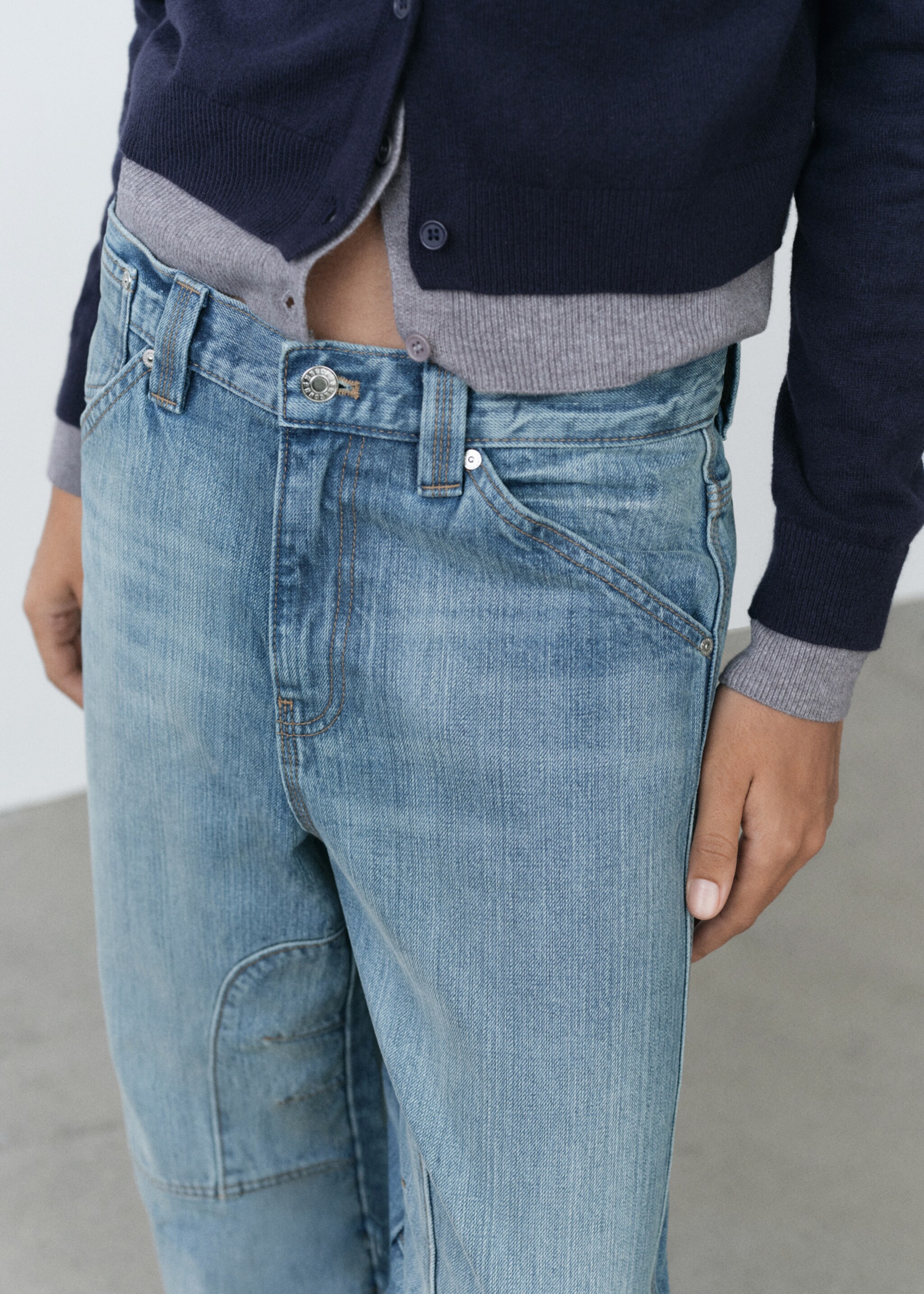 Wideleg jeans met sierstiksels - Detail van het artikel 1, Blauw. Ref: 77068635-00.