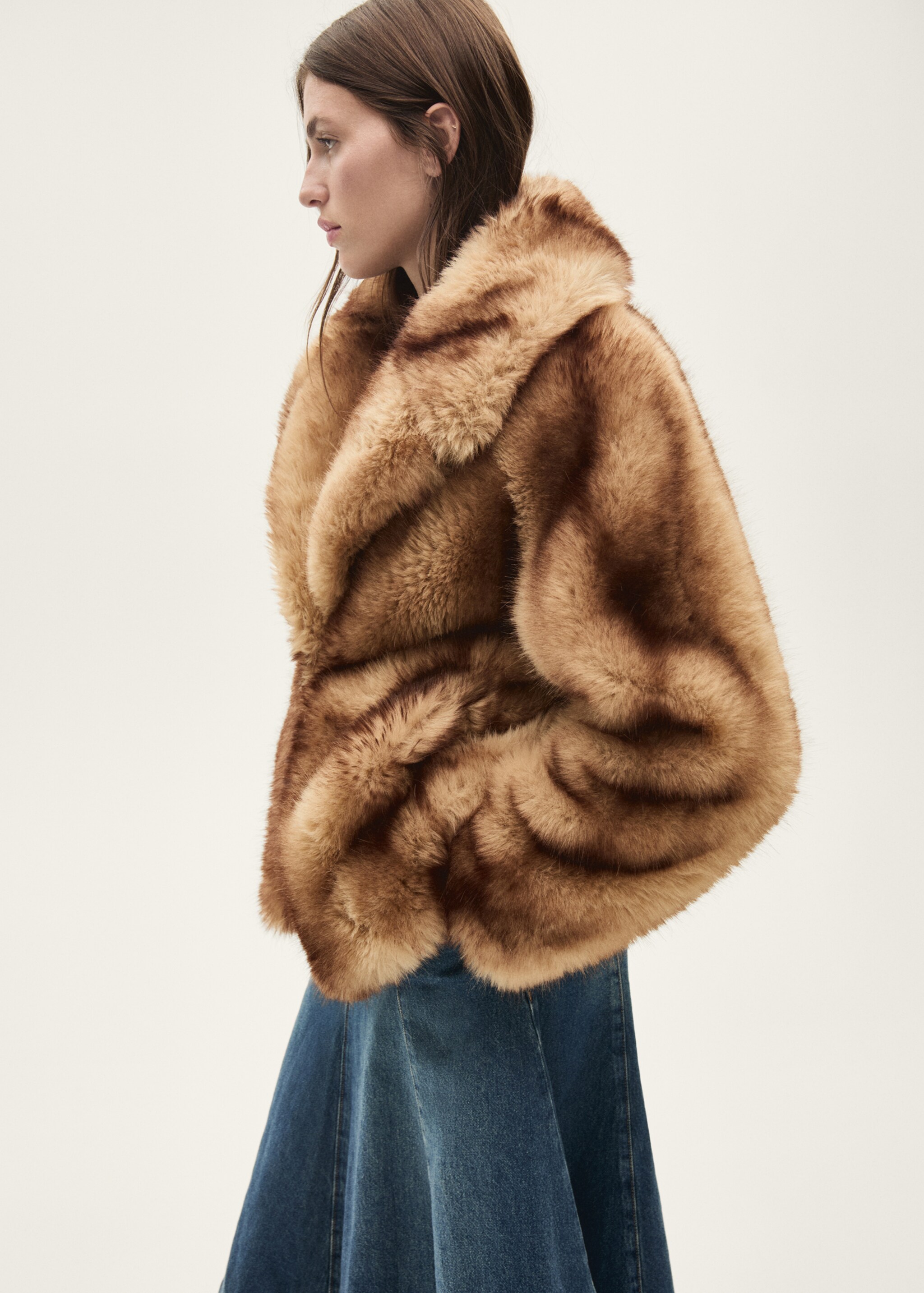 Manteau en imitation fourrure à revers - Plan moyen, Marron moyen. Ref: 77068636-00.