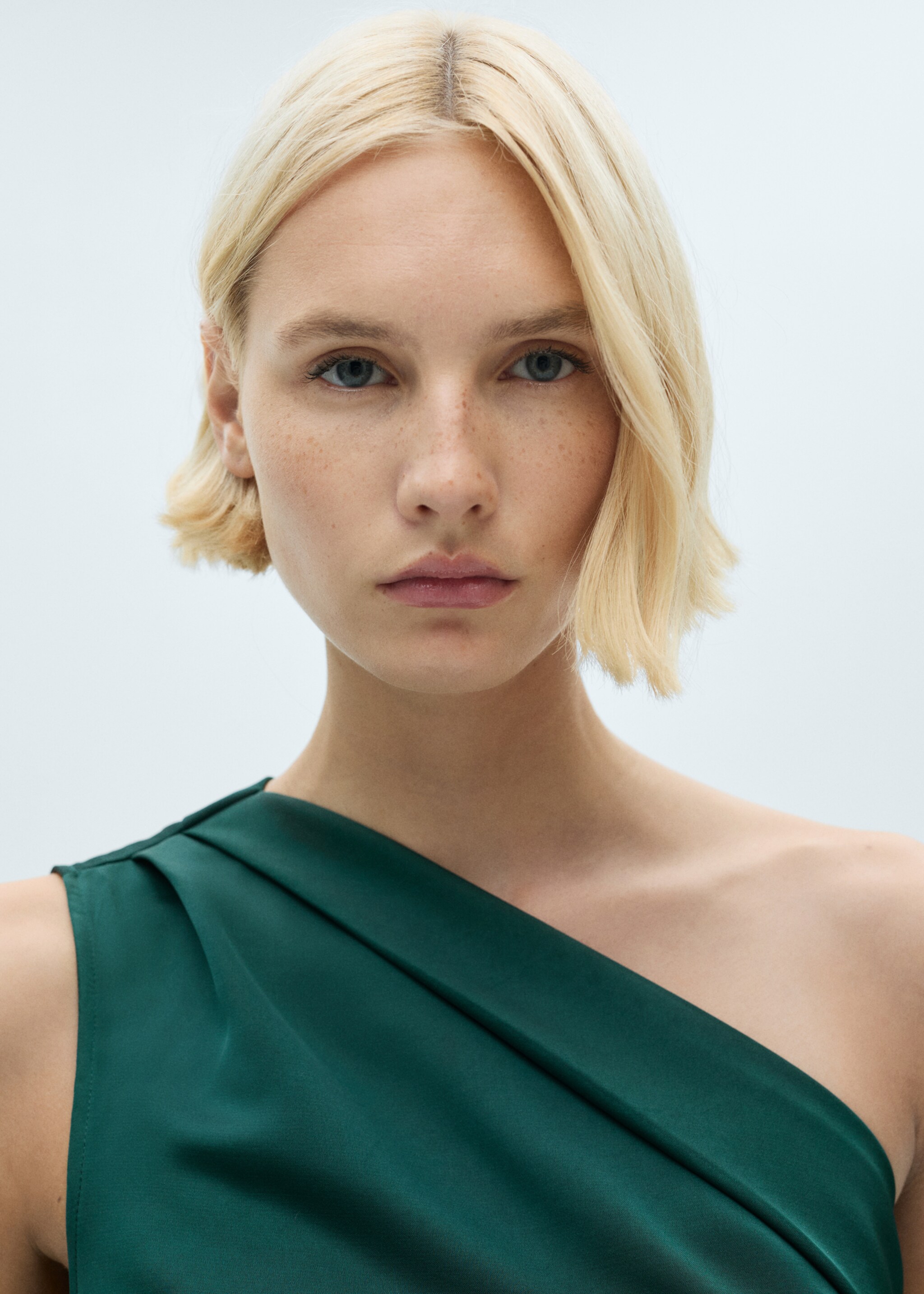 Asymmetrical pleated dress - Details of the article 1, Green. Ref: 77069055-00.
