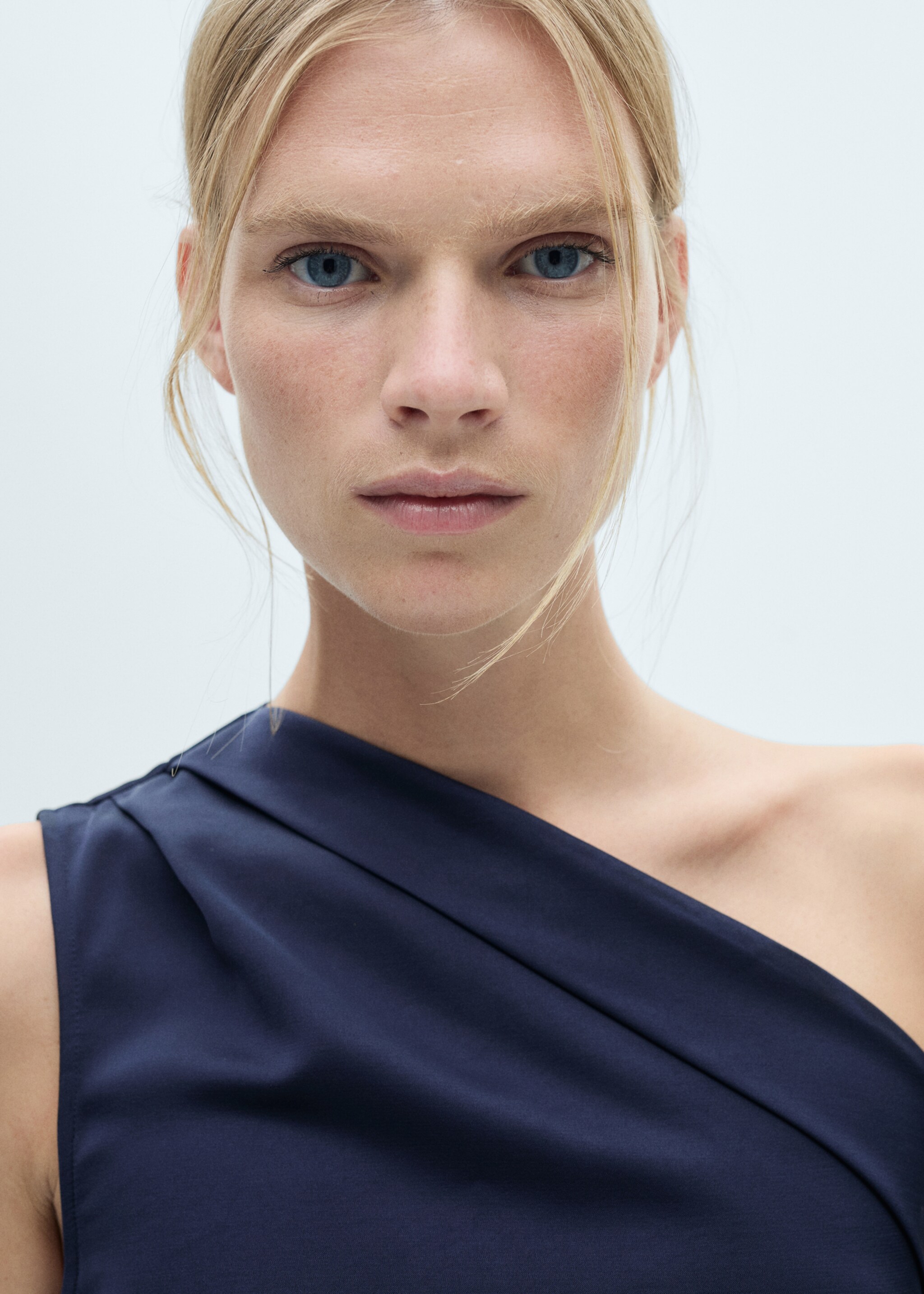 Asymmetrical pleated dress - Details of the article 1, Night Blue. Ref: 77069055-00.
