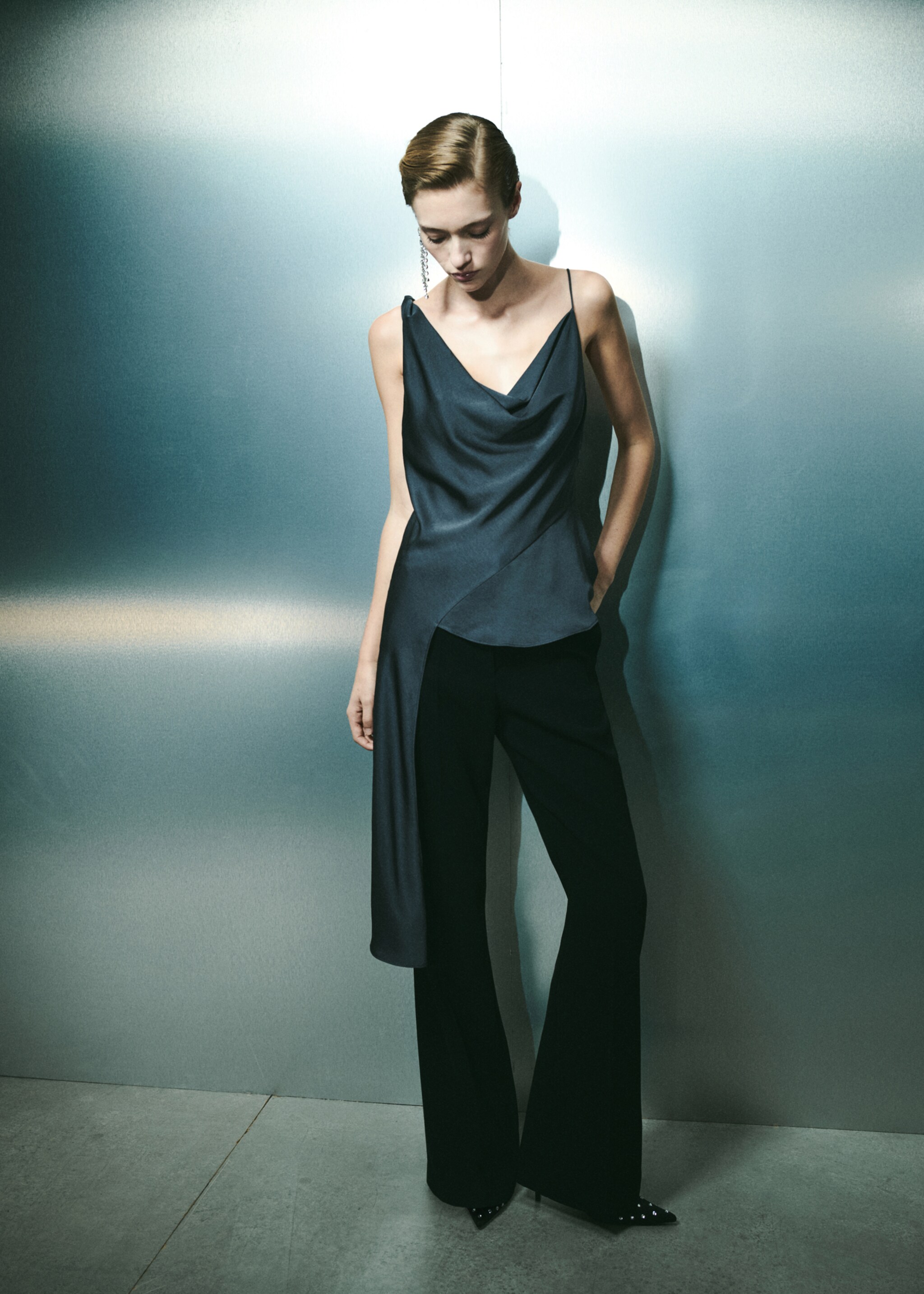 Asymmetrical top with draped neckline - Details of the article 2, Grey. Ref: 77069056-00.