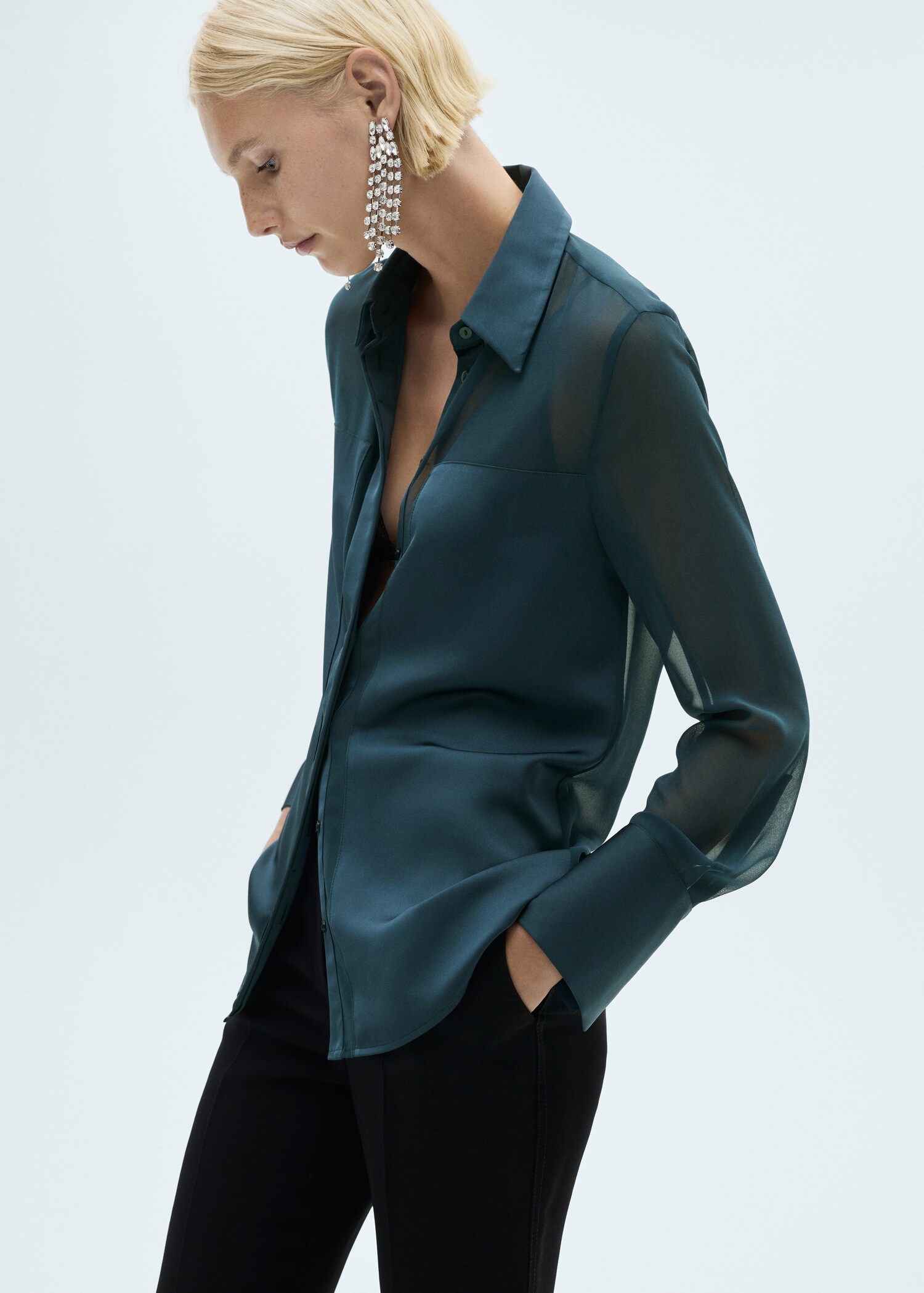 Camisa de chiffon com painéis acetinados - Plano médio