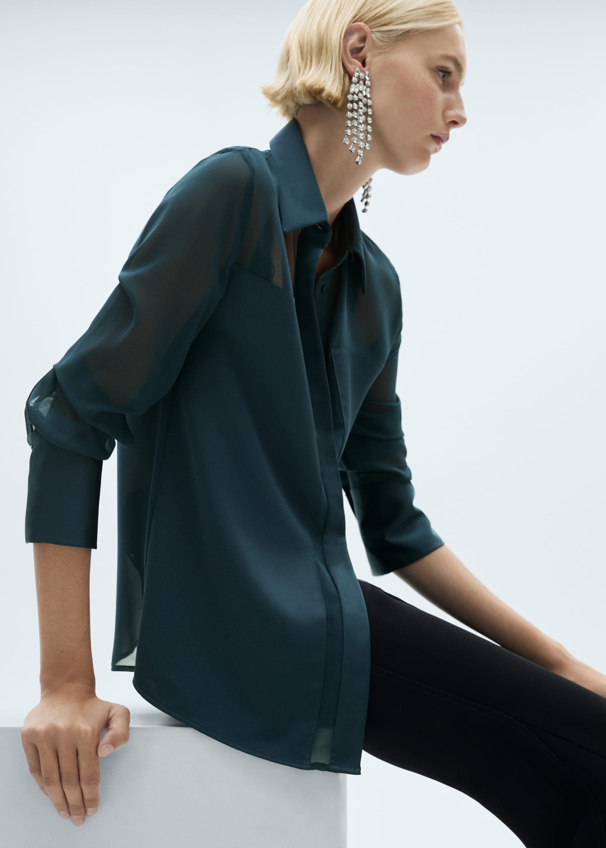 Camisa de chiffon com painéis acetinados - Pormenor do artigo 2, Azul-noite. Ref: 77069057-00.
