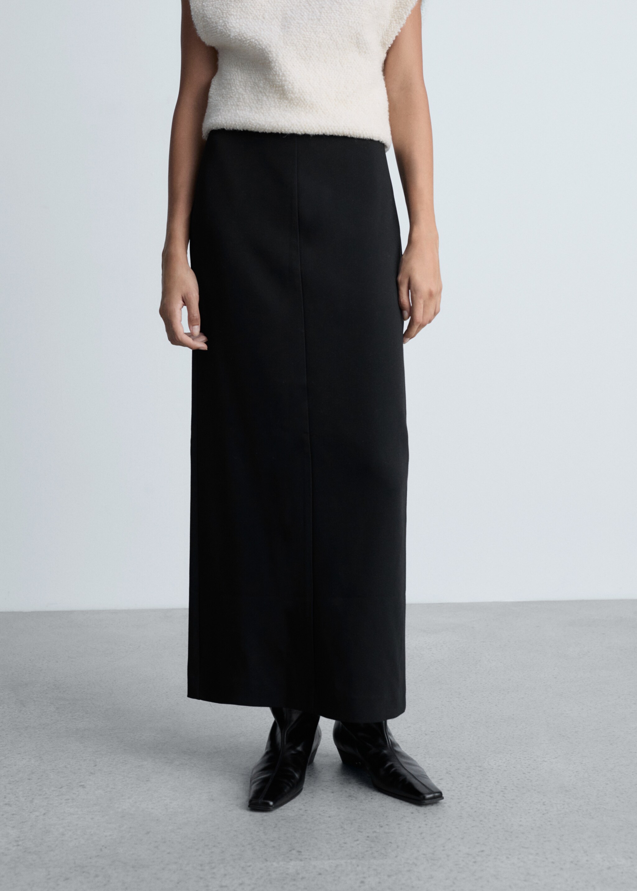 Straight skirt with slit - Medium plane, Black. Ref: 77069059-00.