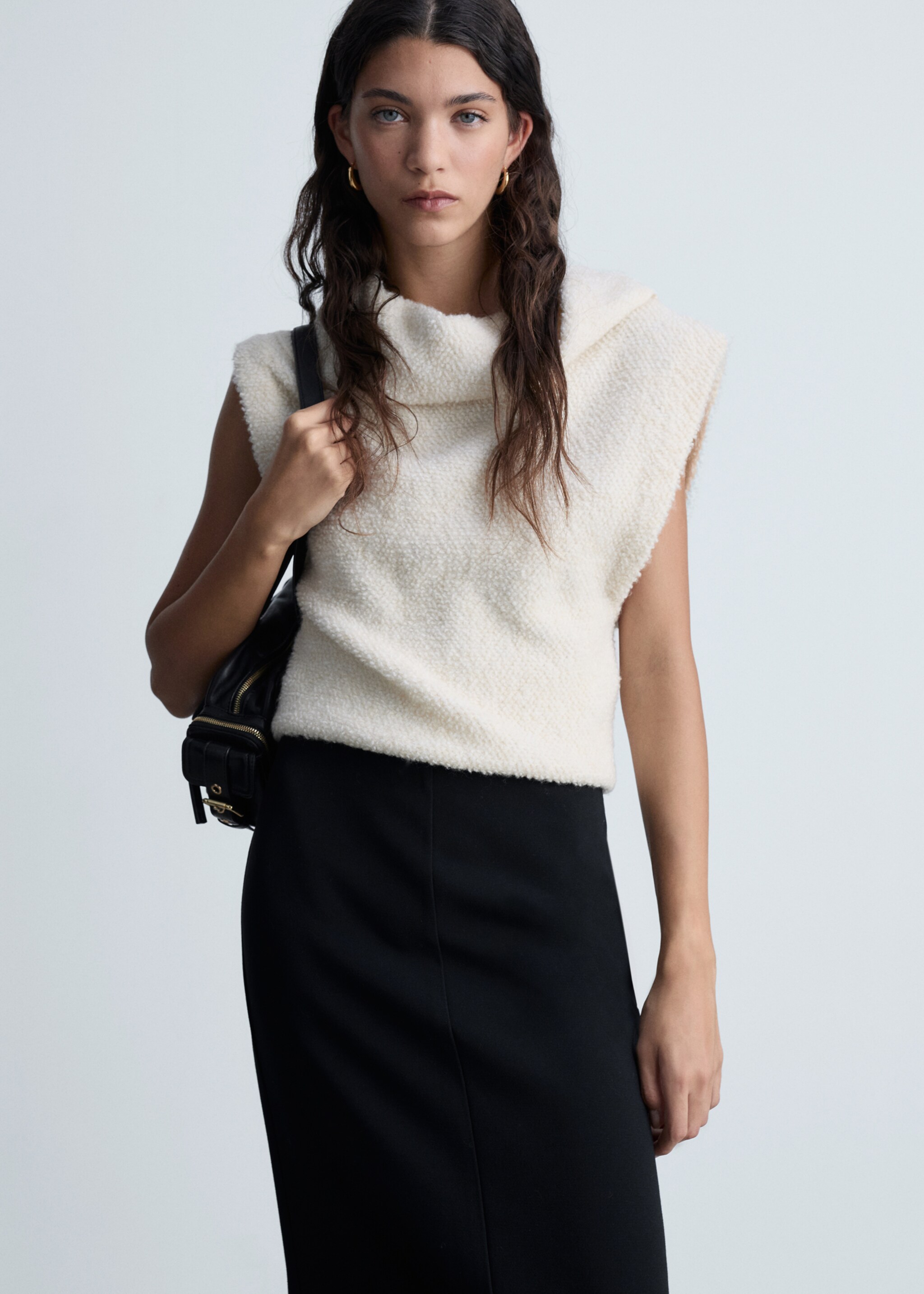Straight skirt with slit - Details of the article 1, Black. Ref: 77069059-00.