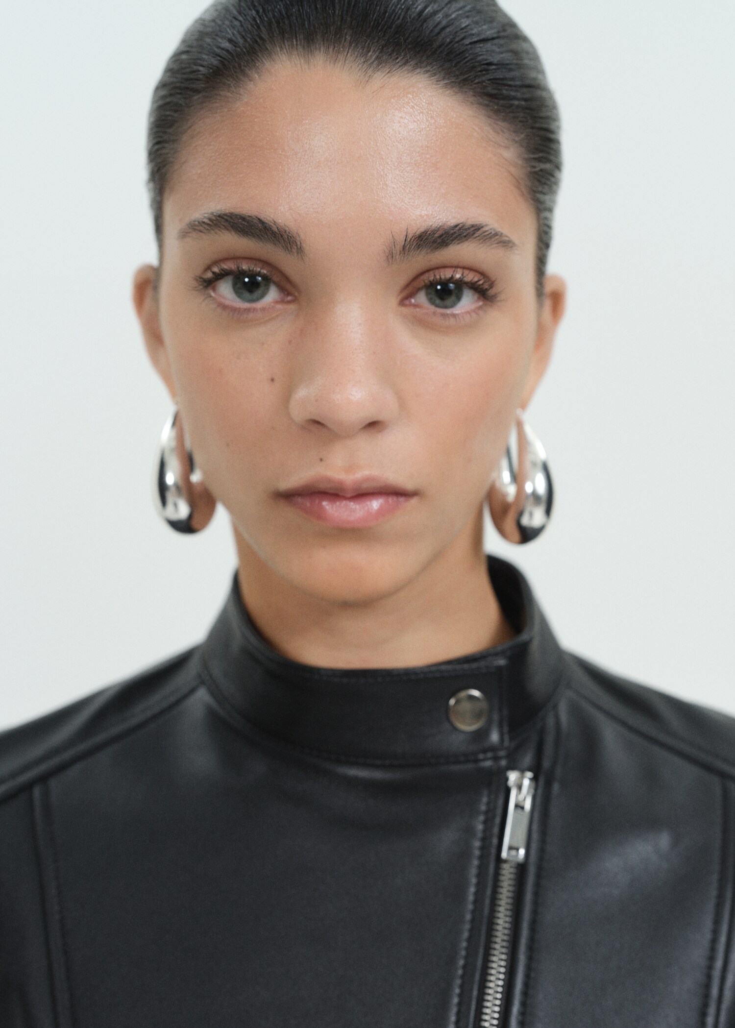 Cropped leather biker jacket - Details of the article 1