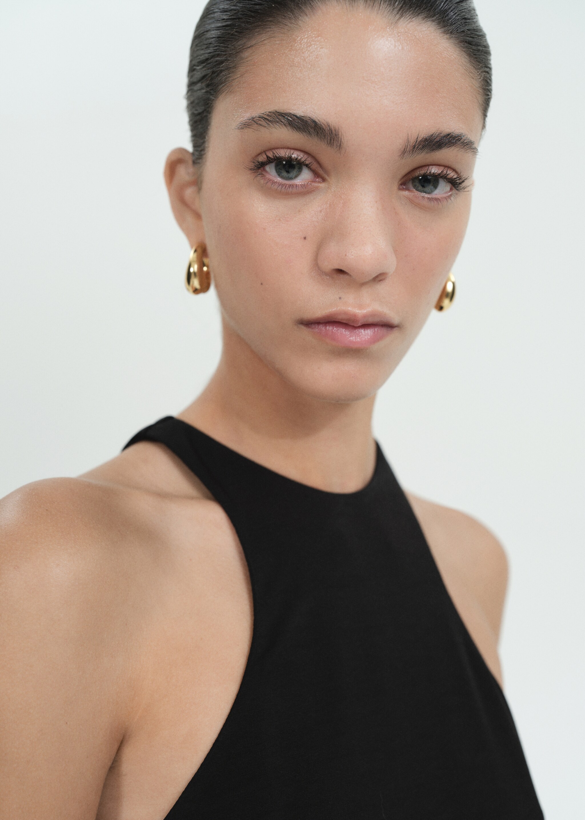 Short dress with side slits - Details of the article 1, Black. Ref: 77069071-00.