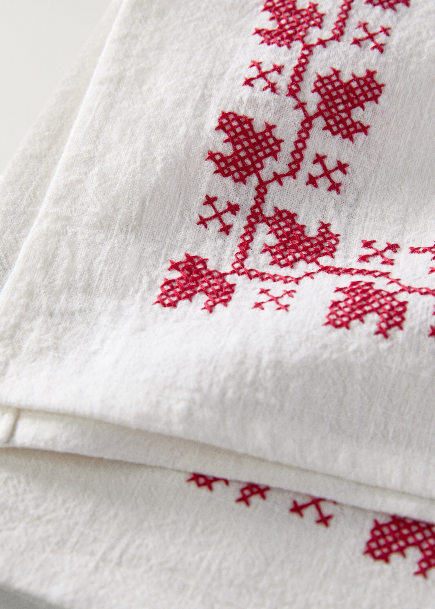 Embroidered detail napkin - Details of the article 3