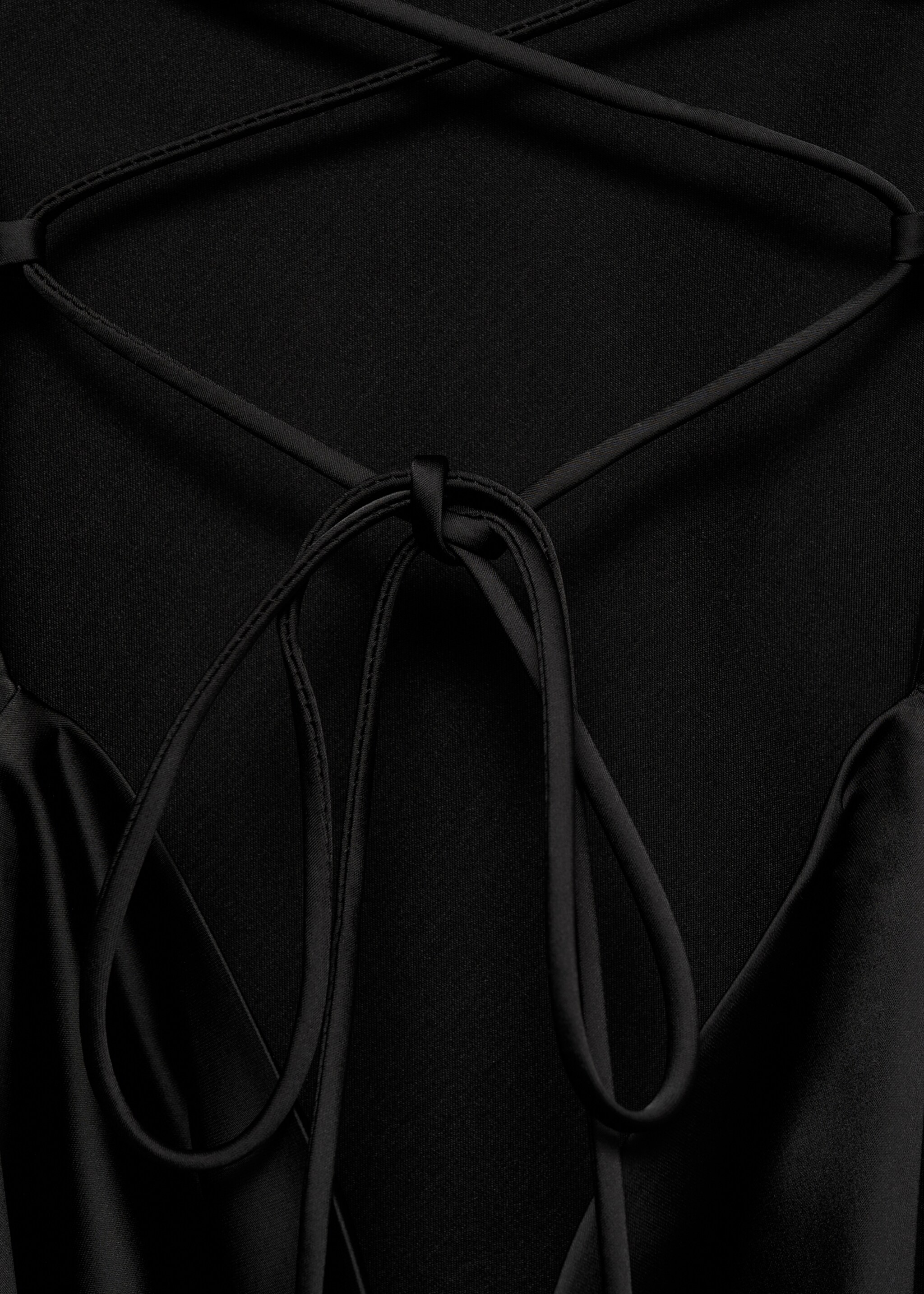 Kurzes Kleid mit gekreuztem Rücken - Detail des Artikels 8, Schwarz. Ref: 77069407-00.