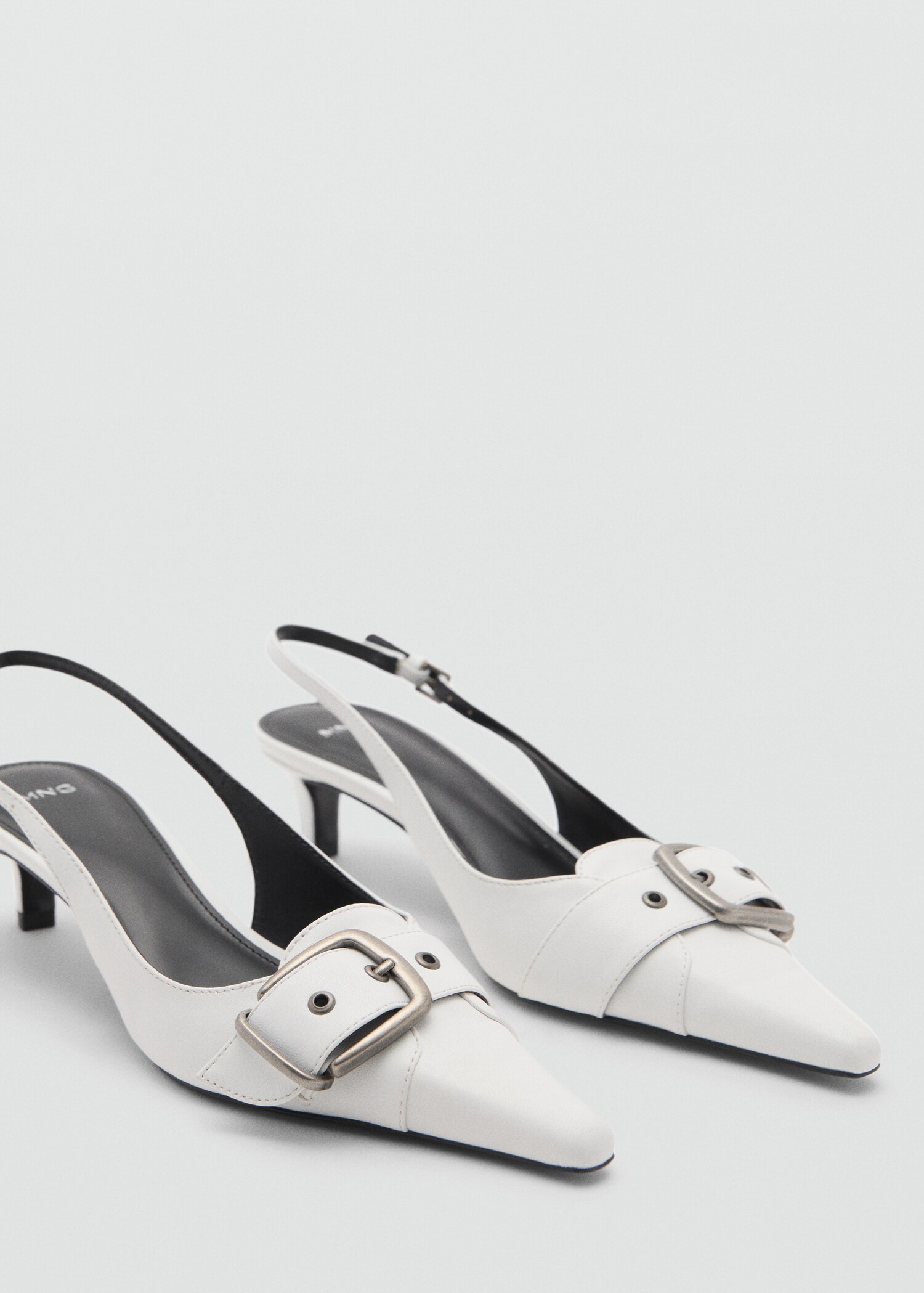 Heeled shoes with buckle fastening - Medium plane