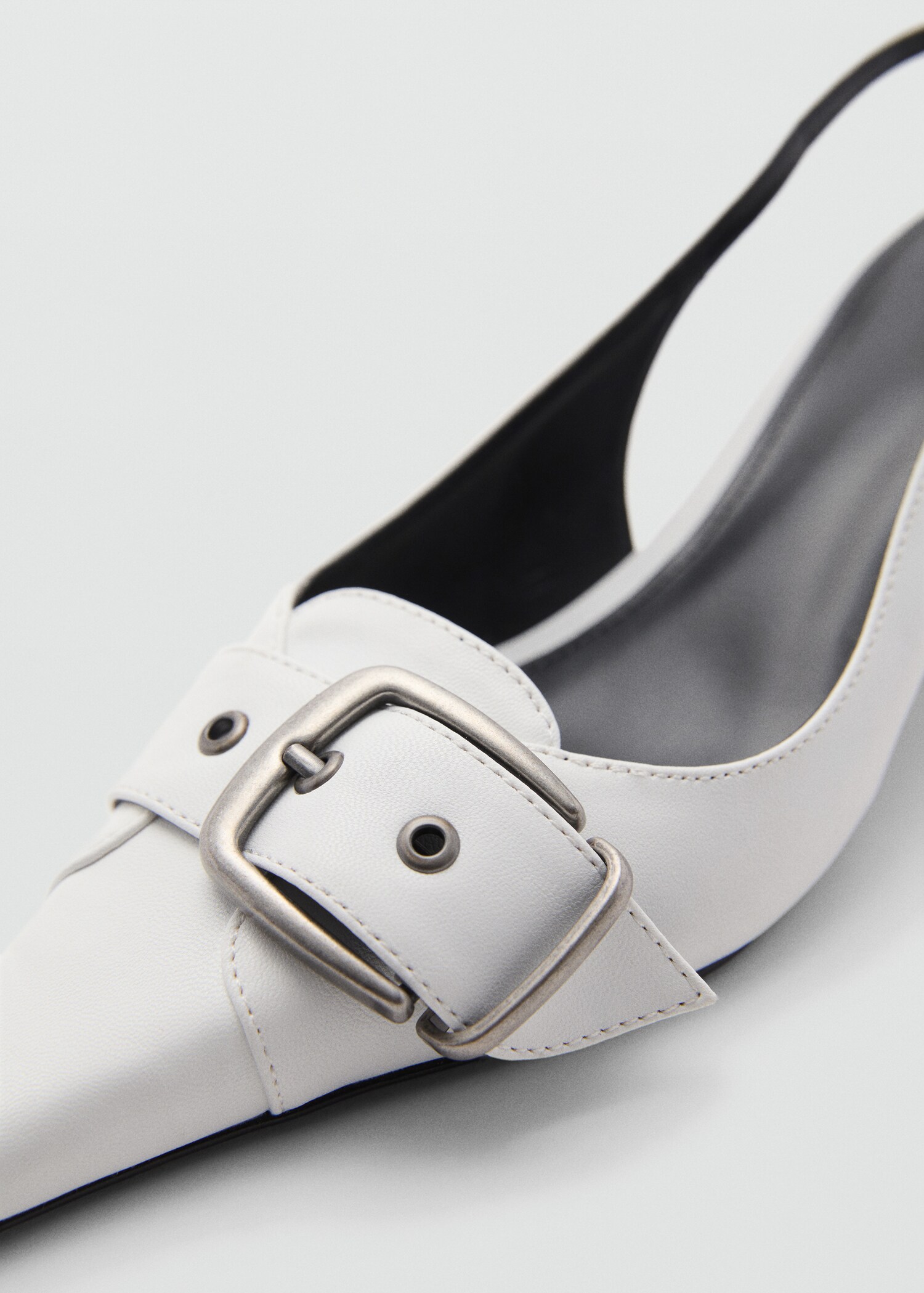 Heeled shoes with buckle fastening - Details of the article 2