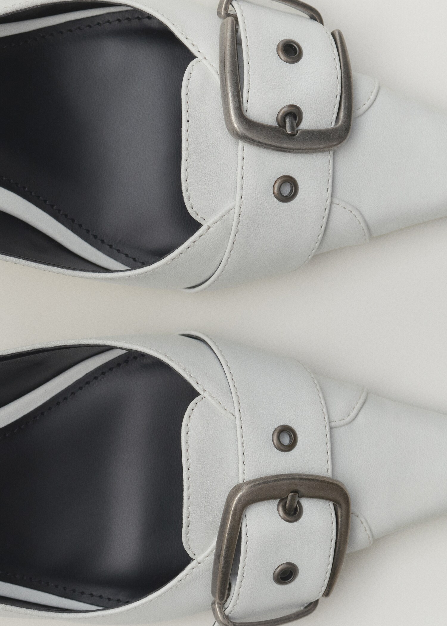 Heeled shoes with buckle fastening - Details of the article 6