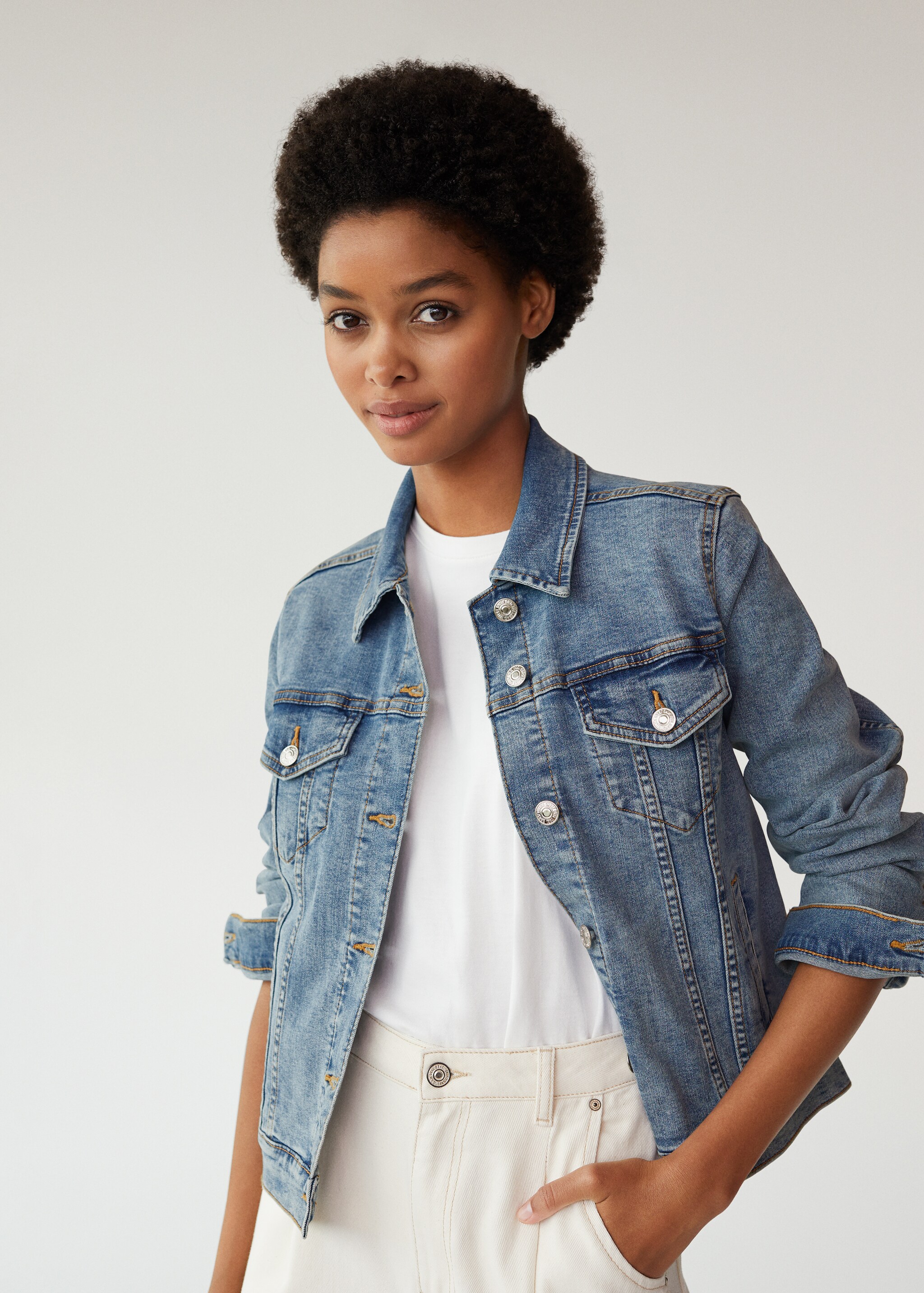 Cazadora denim claro - Plano medio
