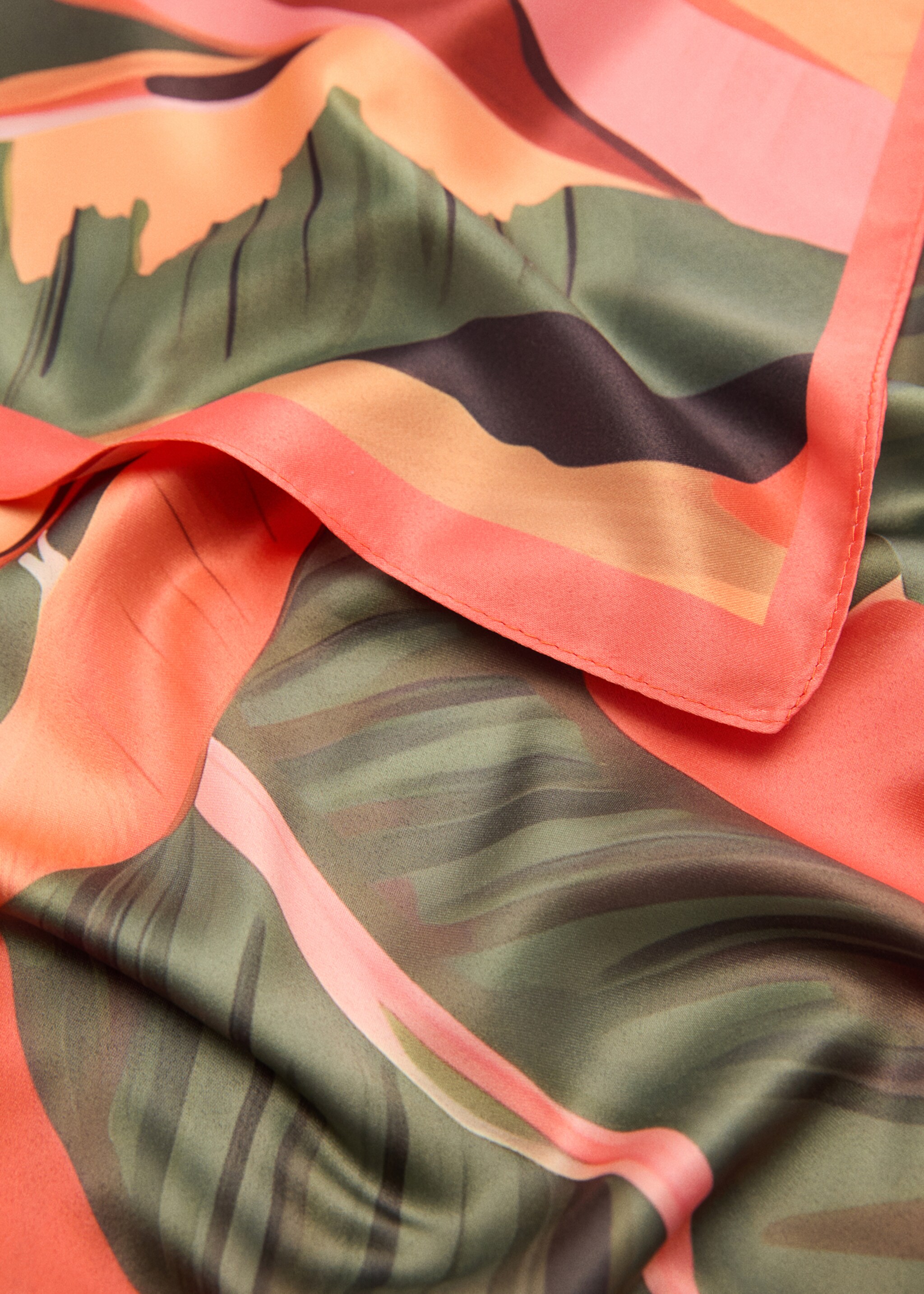 Lenço estampado multicolor - Plano médio