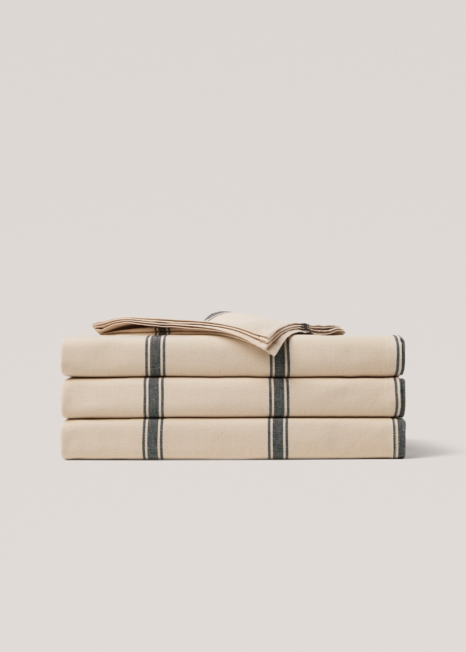 100% cotton striped tablecloth for 6 to 8 diners - Article without model