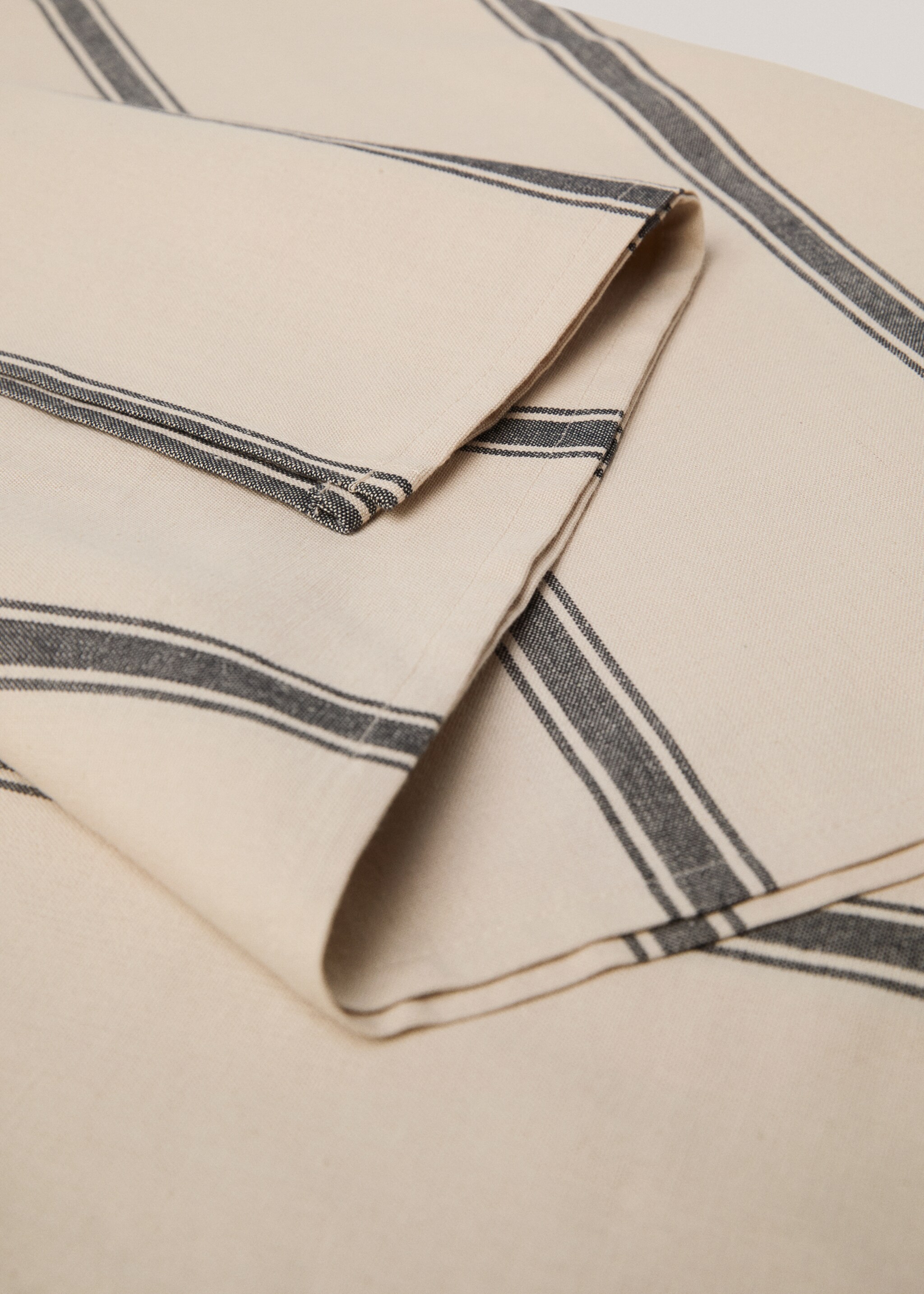 100% cotton striped tablecloth for 6 to 8 diners - Details of the article 1, Sand. Ref: 77070577-00.