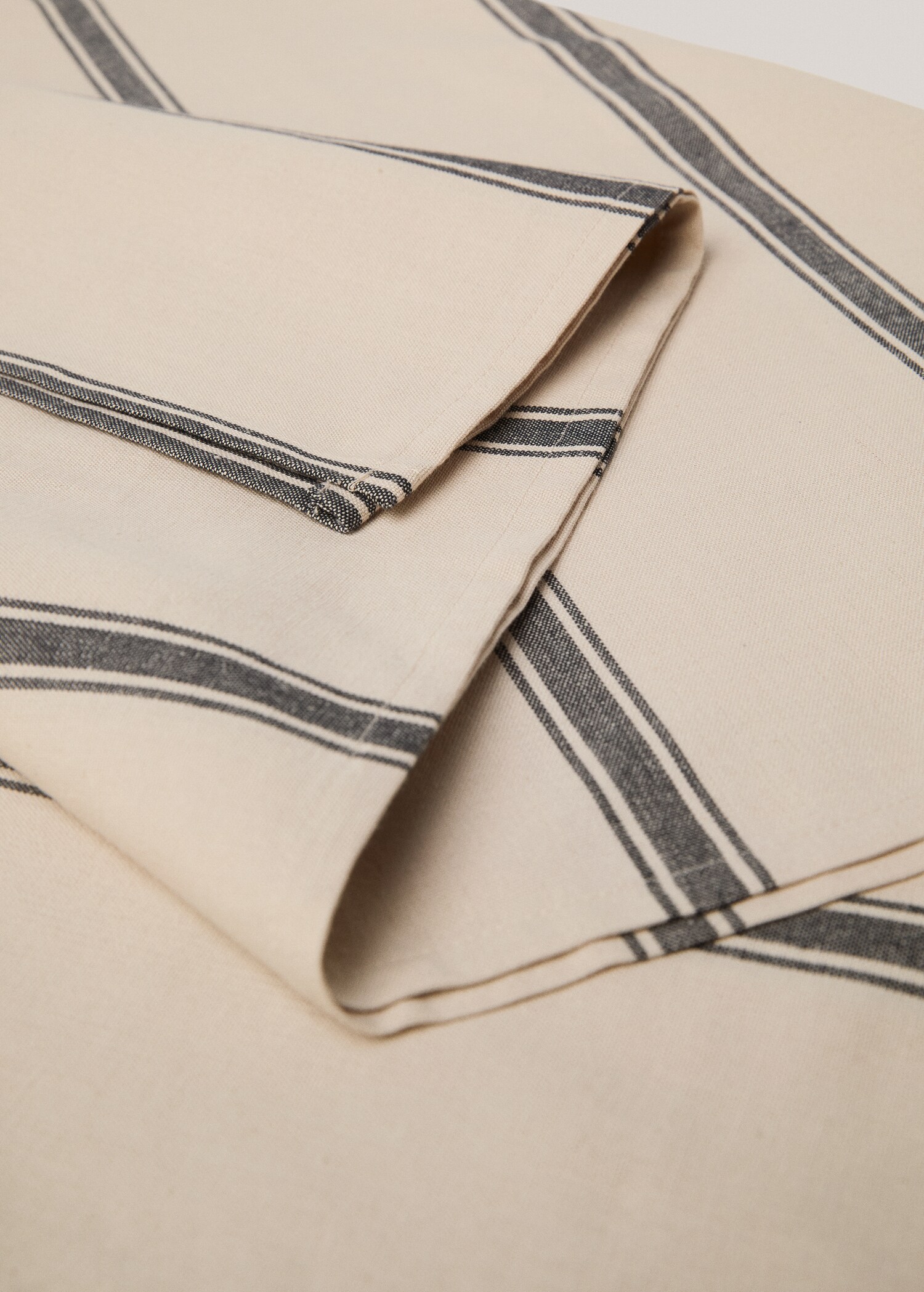 100% cotton striped tablecloth for 6 to 8 diners - Details of the article 1