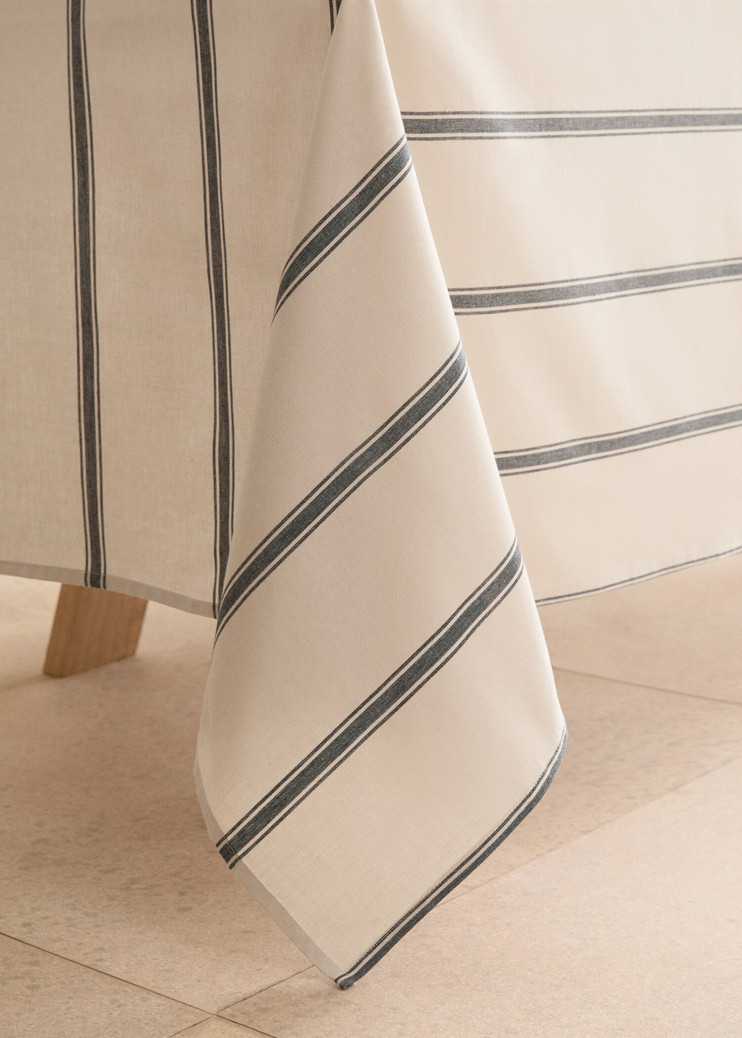 100% cotton striped tablecloth for 6 to 8 diners - Details of the article 8
