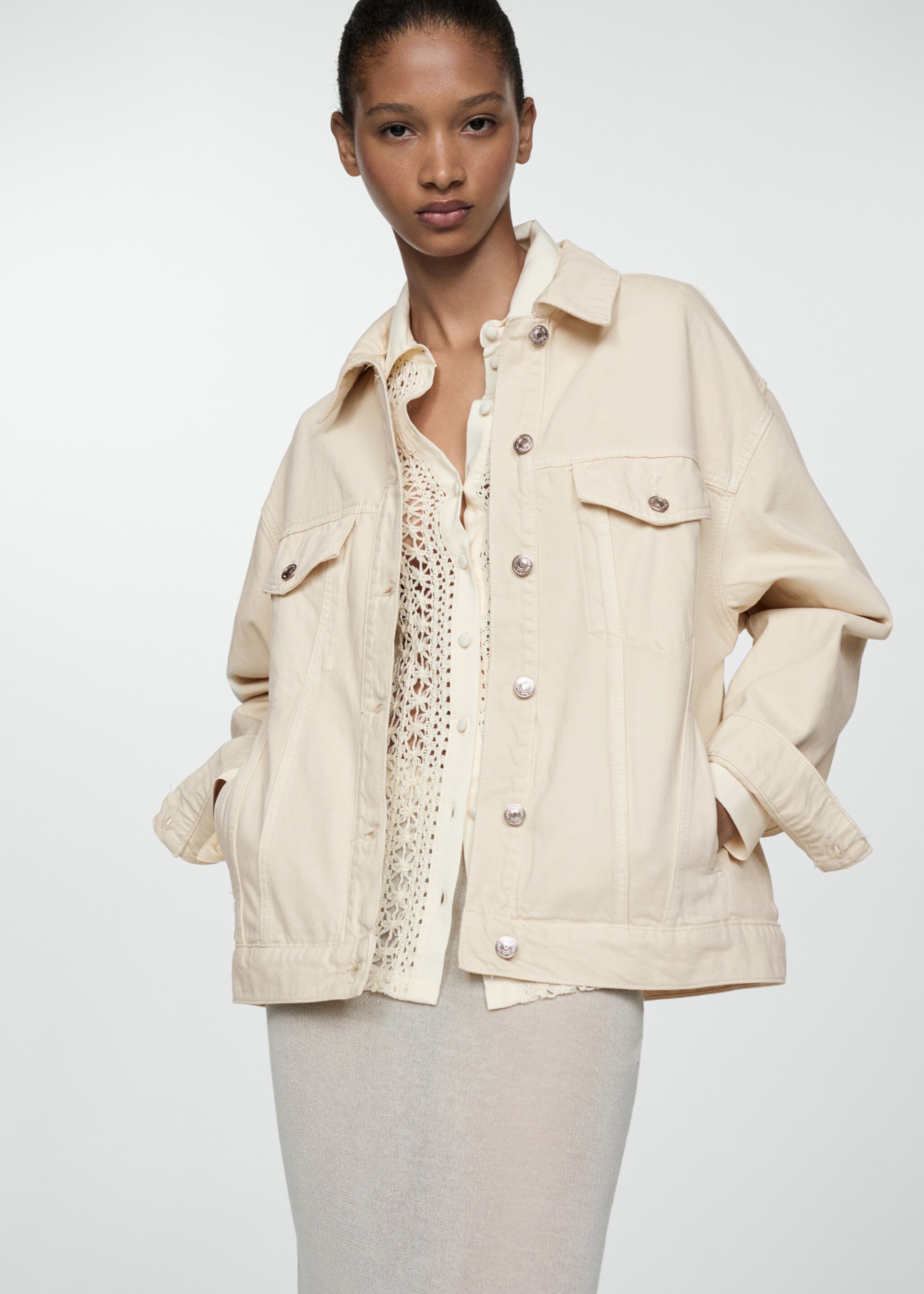 Cazadora vaquera oversize - Plano medio