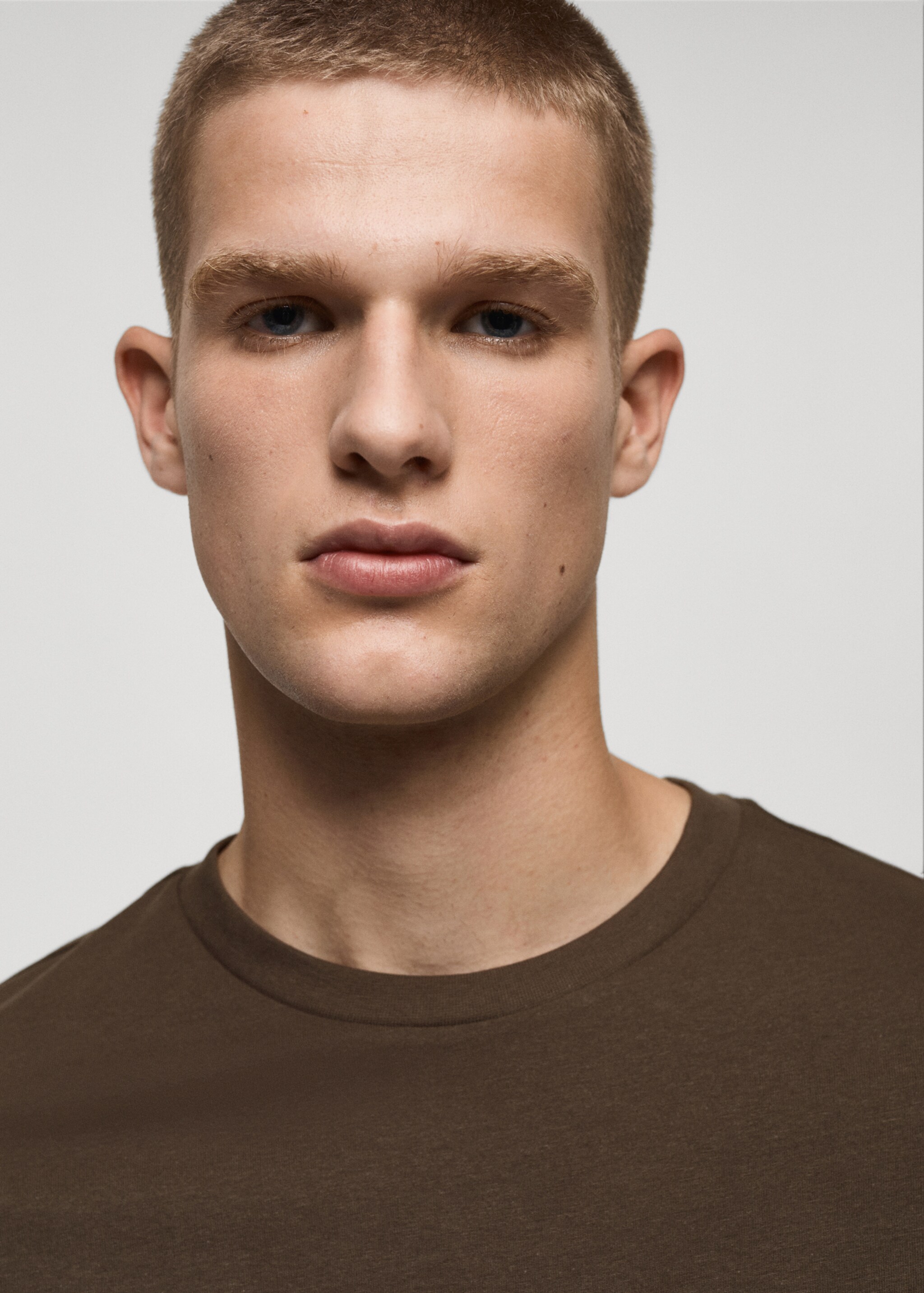 Chemise coton slim fit - Détail de l'article 1, Chocolat. Ref: 77070606-00.