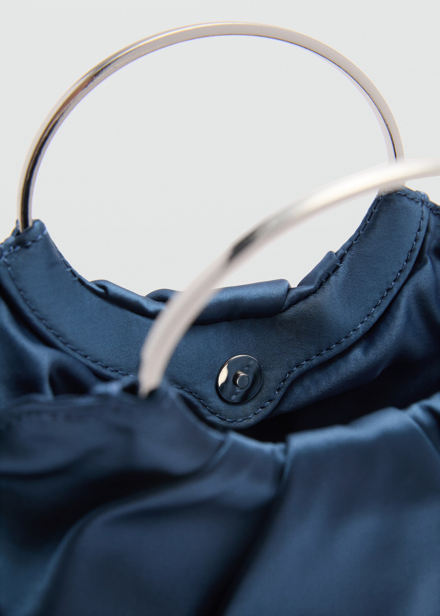 Satin bag with metal ring - Details of the article 1