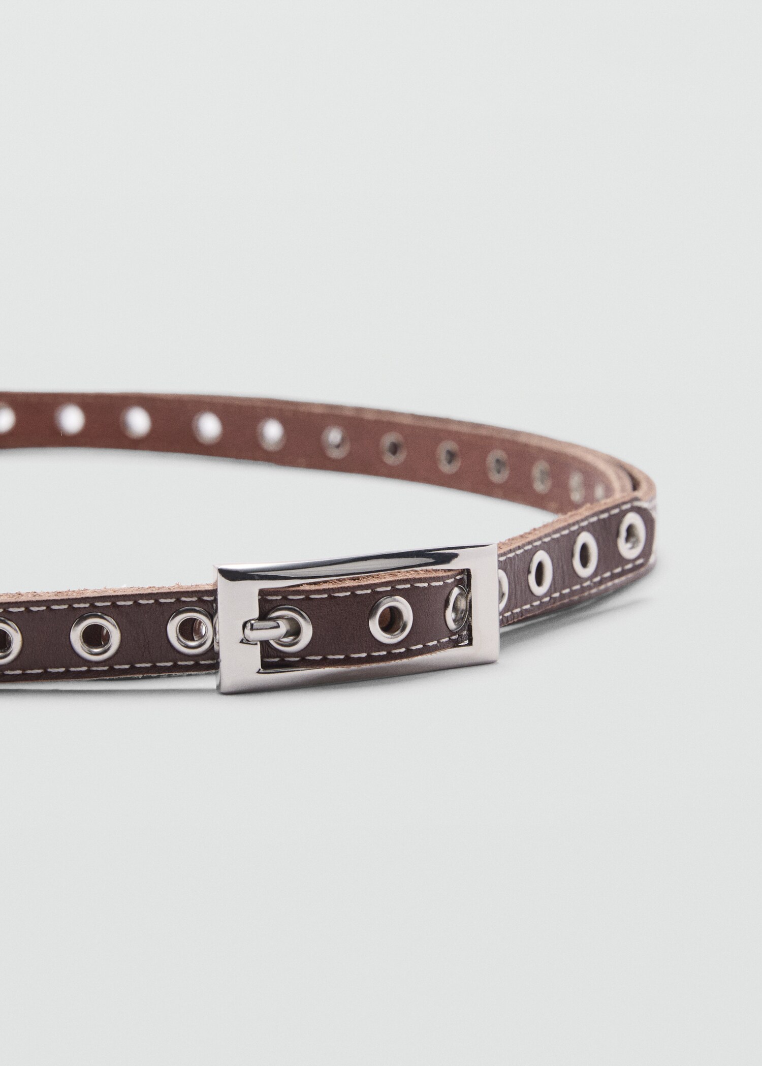 Ceinture cuir perforée - Plan moyen