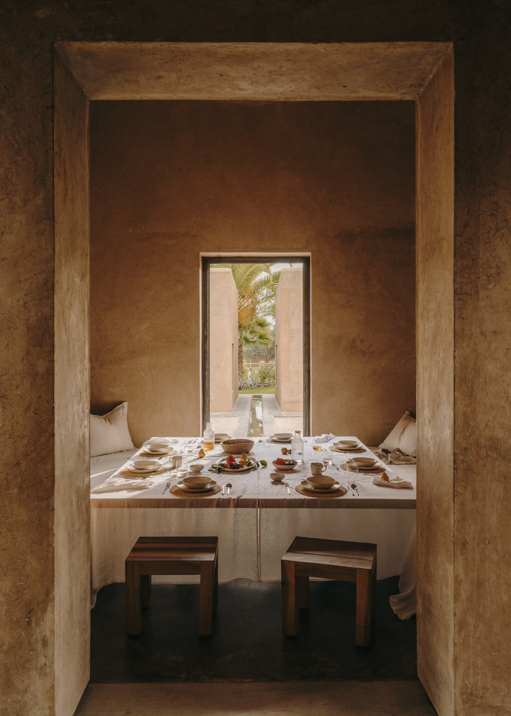 100% linen tablecloth for 6 to 8 people - Details of the article 6, Off White. Ref: 77071013-00.