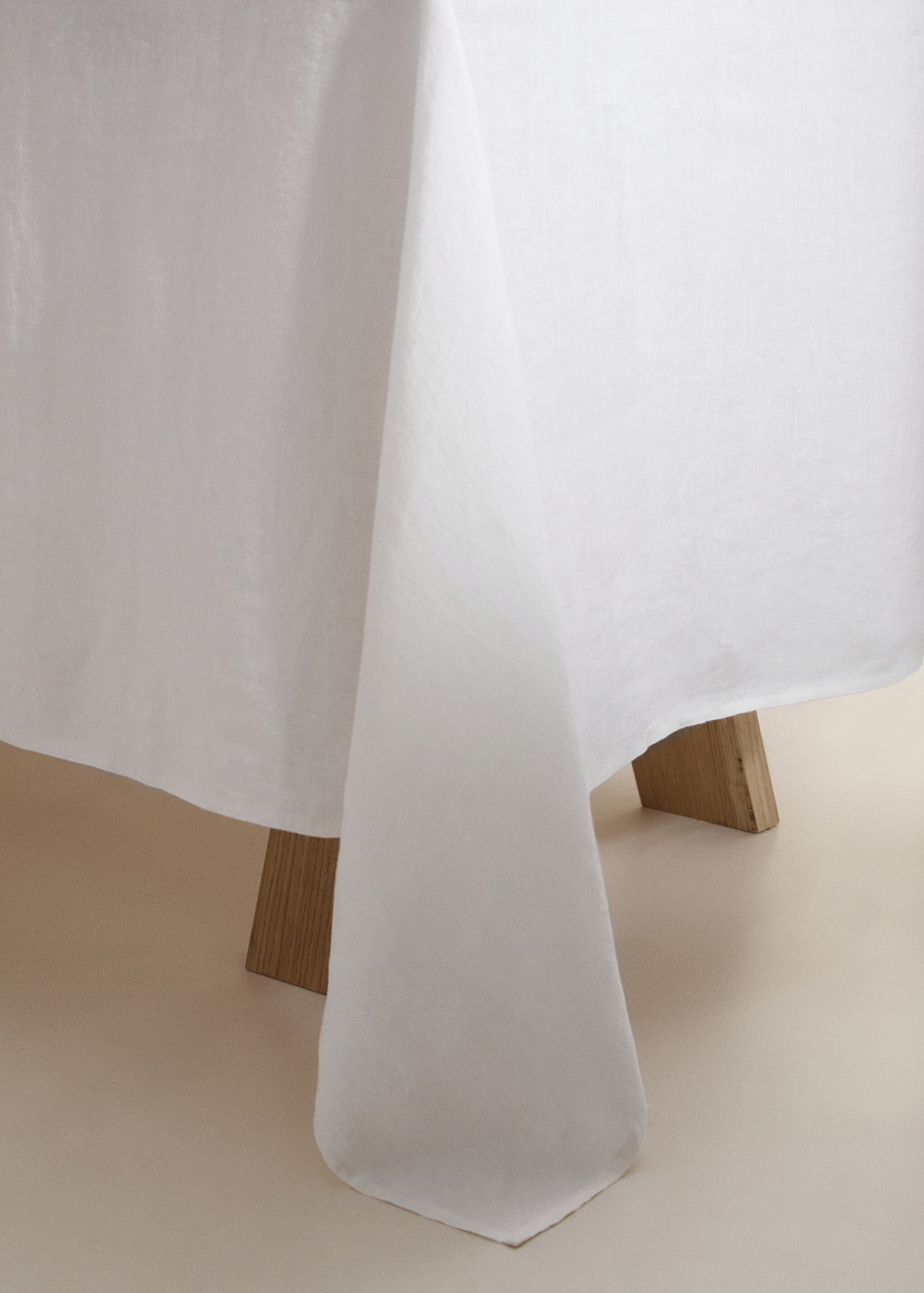100% linen tablecloth for 6 to 8 people - Details of the article 8, Off White. Ref: 77071013-00.