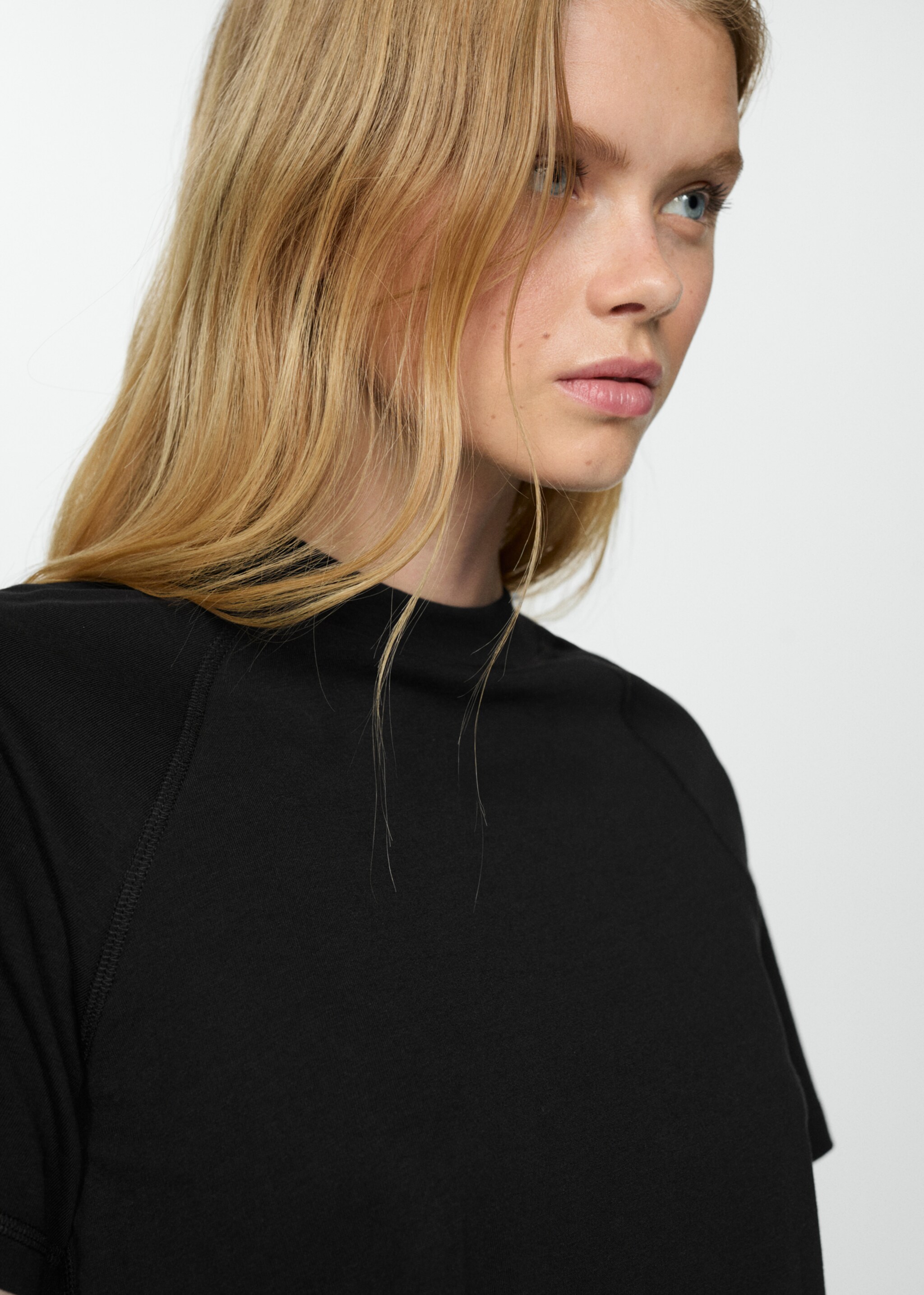Cotton T-shirt with seams - Details of the article 1, Black. Ref: 77071504-00.